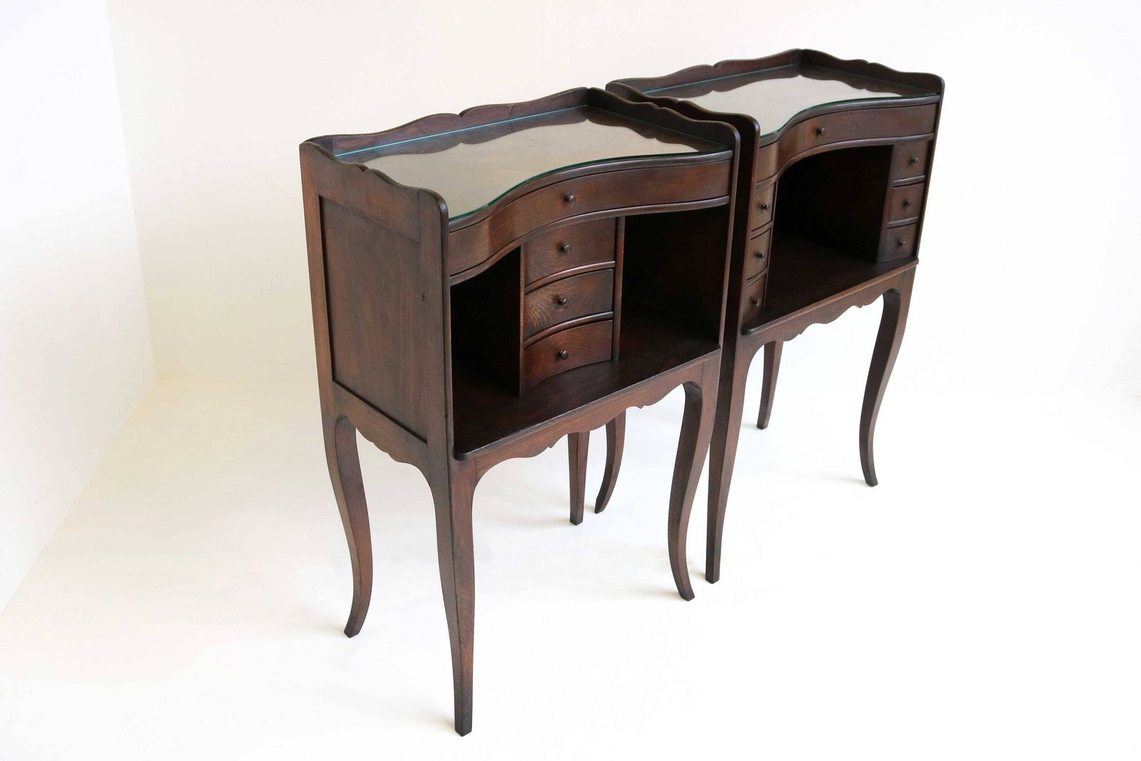 Stel Van Twee Gebogen Franse Louis XV Stijl Houten Nachtkastjes – 19e Eeuw – Met Open Schap, Kleine Lades En Glazen Blad photo 2422.0