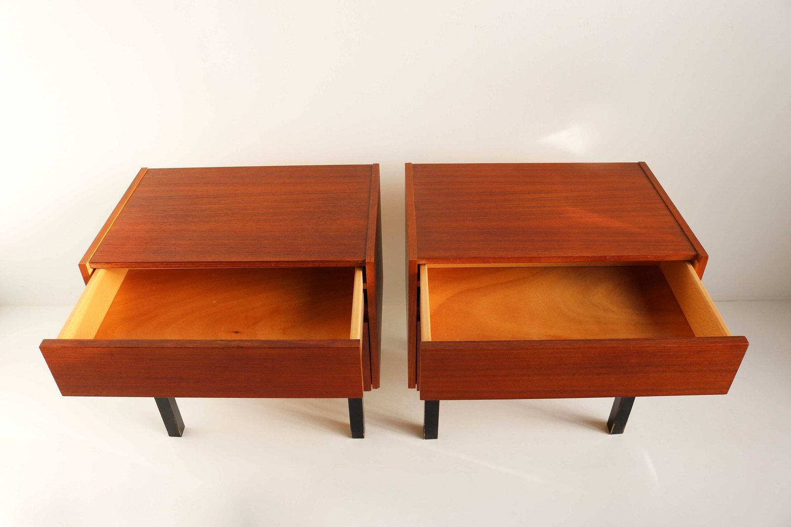Stijlvol Vintage Nachtkastjespaar | Frans Design Ca. Jaren 1960 | Bijzettafels | Mid Century Kastjes Met Lade photo 1101.0