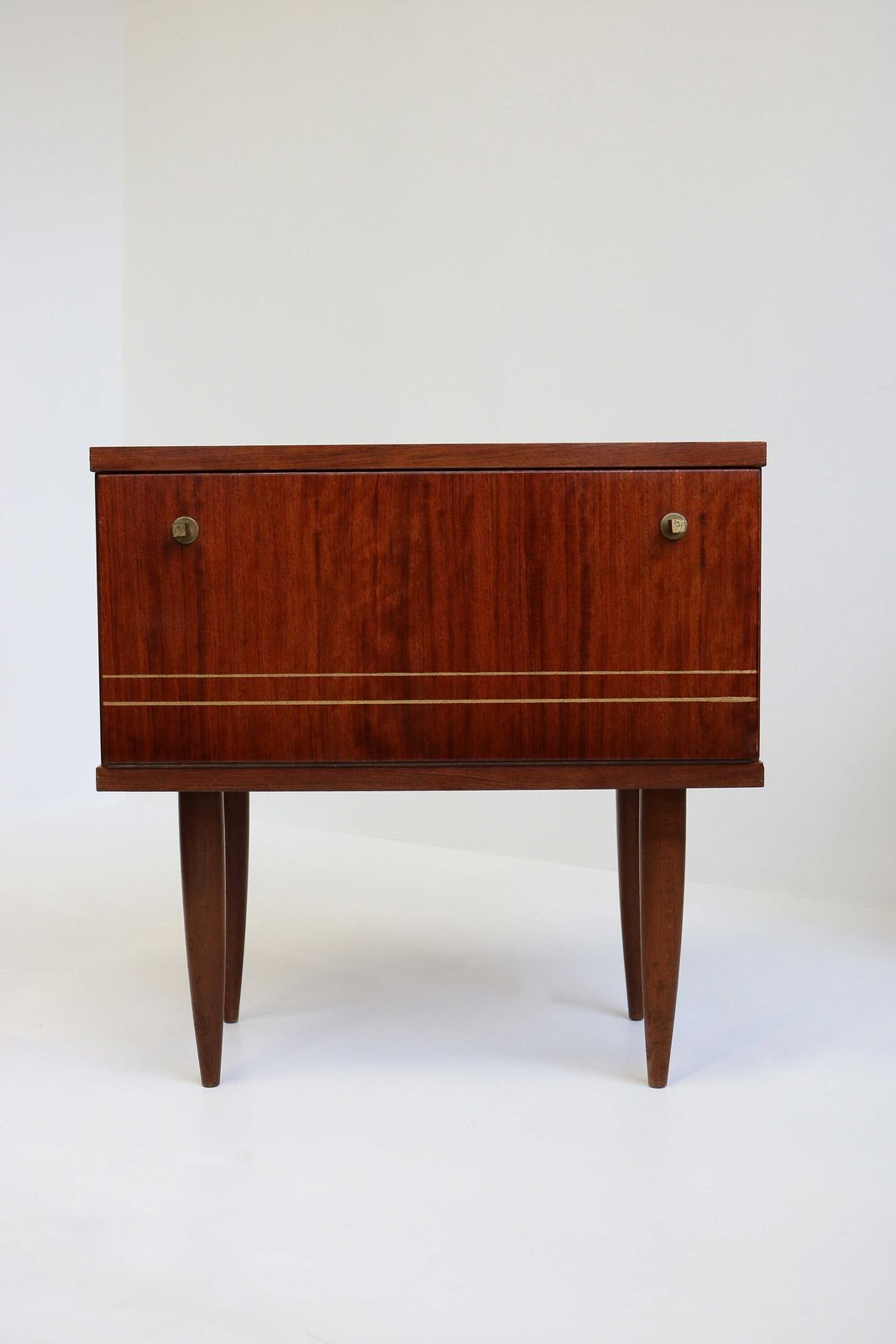 Glanzend Paar Mid Century Modern Scandinavische Nachtkastjes Met Klep – Jaren 1960 photo 808.0