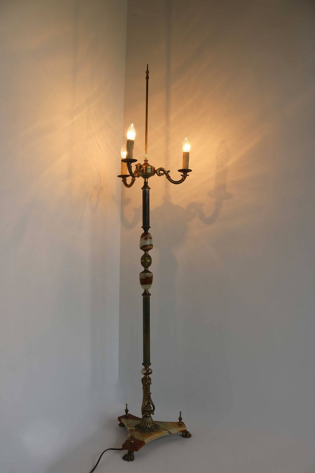 Mid Century Italiaanse Marmeren, Onyx En Messing Hollywood Regency Vloerlamp Met Leeuwenpootjes – Ca. Jaren 1950 photo for sale