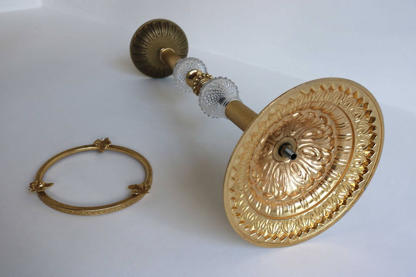 photo furniture Vintage Staande Messing Glazen Ashtray, French Hollywood Regency Vloerstandaard, Mid Century Glazen Ashtray/Bijzettafel, Jaren 1960