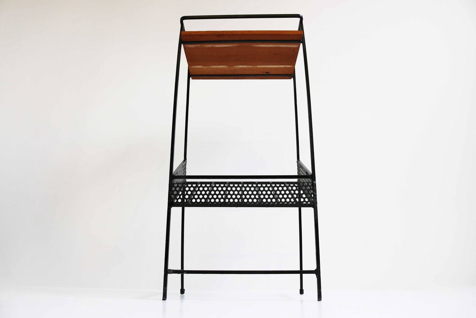 photo furniture Hoge Mid Century Modern Minimalistische Teakhouten Tijdschriftenrek/Tafel Met Zwart Ijzeren Frame – Bijzettafel – Design Ca. Jaren 1960