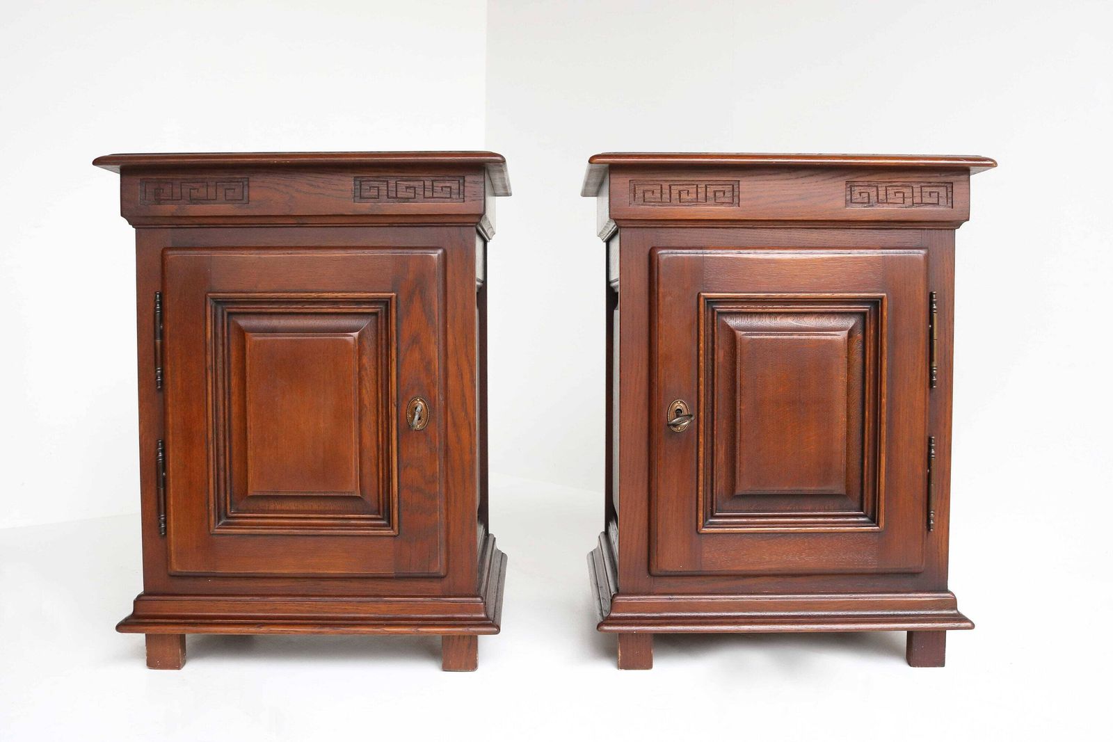 Mid Century Hand Carved Massive Oak Sleek Couple Nightstands Antique Style Bedside Tables Side Tables Bedside Cabinets Working Lock 50s 60s photo furniture