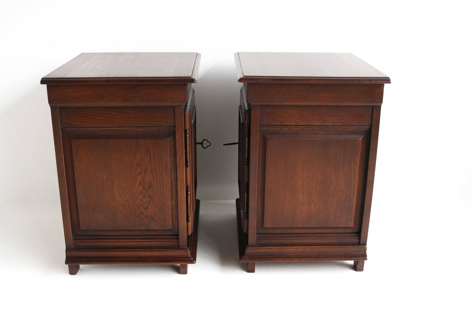 Mid Century Hand Carved Massive Oak Sleek Couple Nightstands Antique Style Bedside Tables Side Tables Bedside Cabinets Working Lock 50s 60s photo vintage