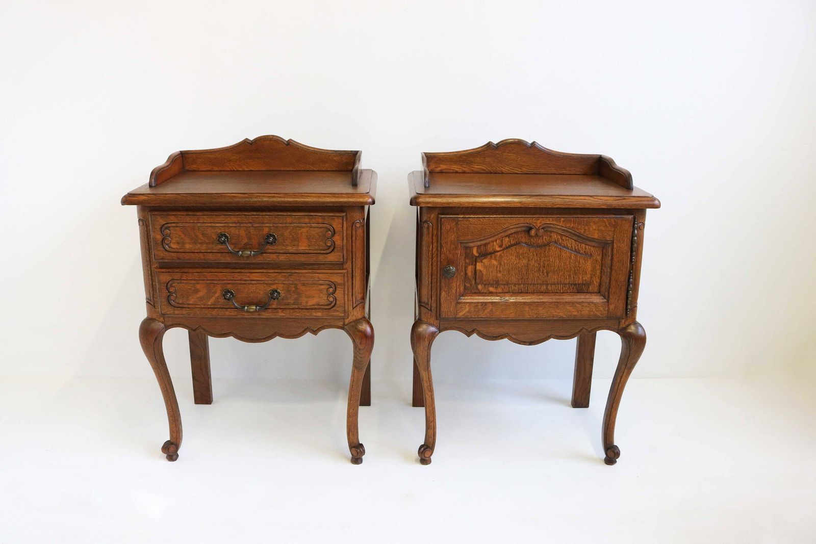 Stel Louis XV Stijl Nachtkastjes | Set Van 2 | Franse Provincial | Eiken Bijzettafels | Handgesneden Houten Kastjes | Mid Century Jaren 1960