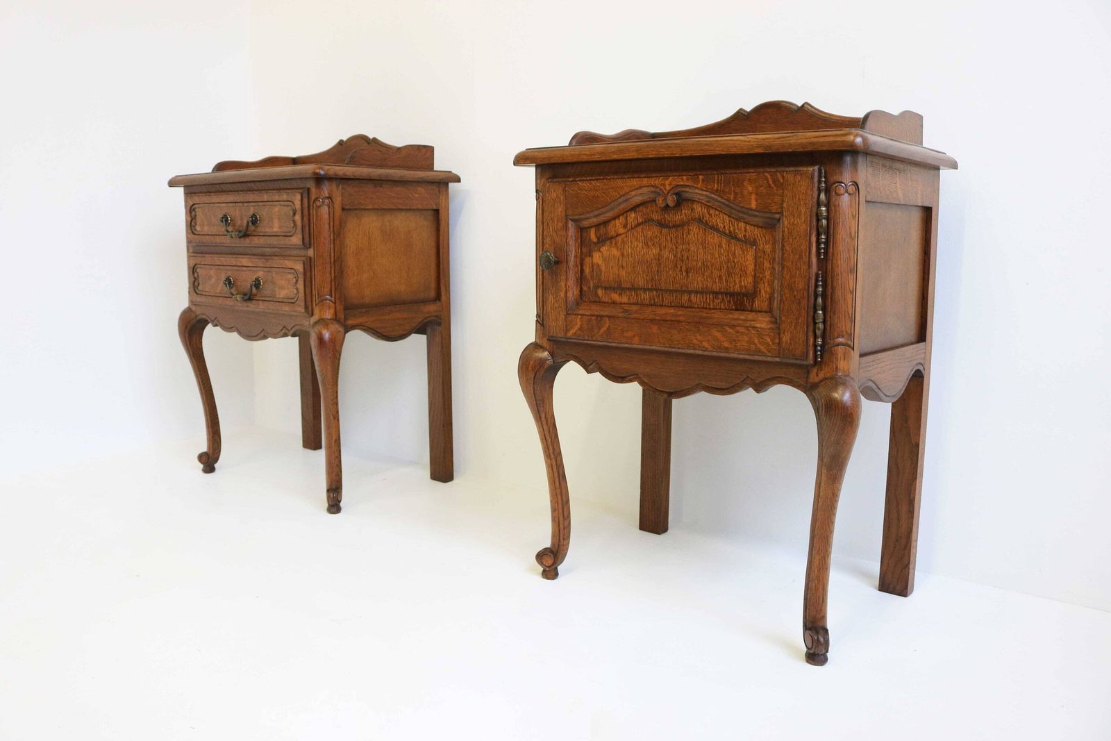 Stel Louis XV Stijl Nachtkastjes | Set Van 2 | Franse Provincial | Eiken Bijzettafels | Handgesneden Houten Kastjes | Mid Century Jaren 1960 photo Meubels