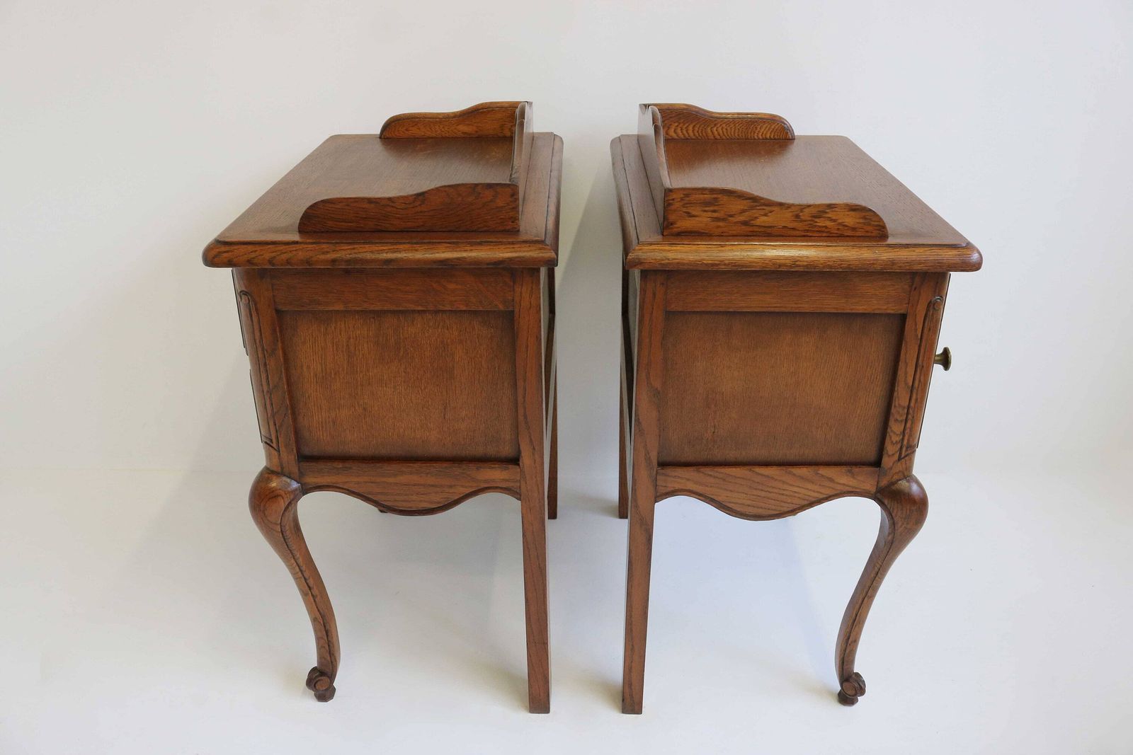 Stel Louis XV Stijl Nachtkastjes | Set Van 2 | Franse Provincial | Eiken Bijzettafels | Handgesneden Houten Kastjes | Mid Century Jaren 1960 photo vinterior