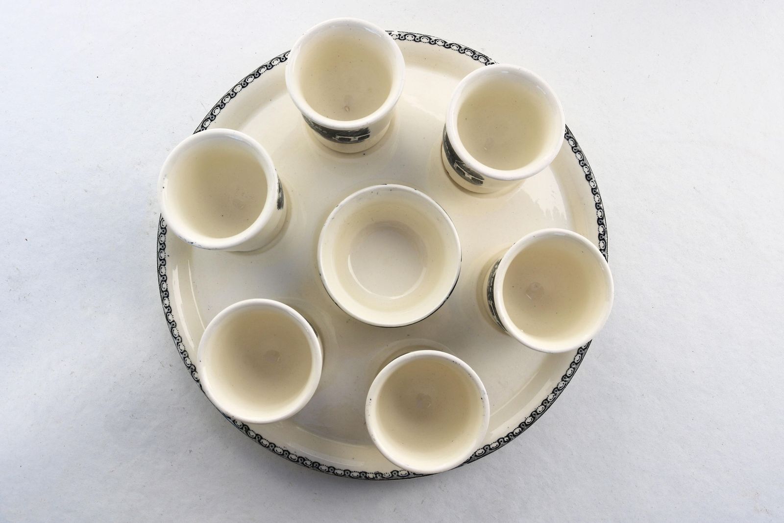 Antiek Nederlands Tafelservies Maastricht – Landelijk Boerderijdecor – Zwart Eiservies Met Bord, 6 Eierdopjes En Zoutvaatje photo for sale