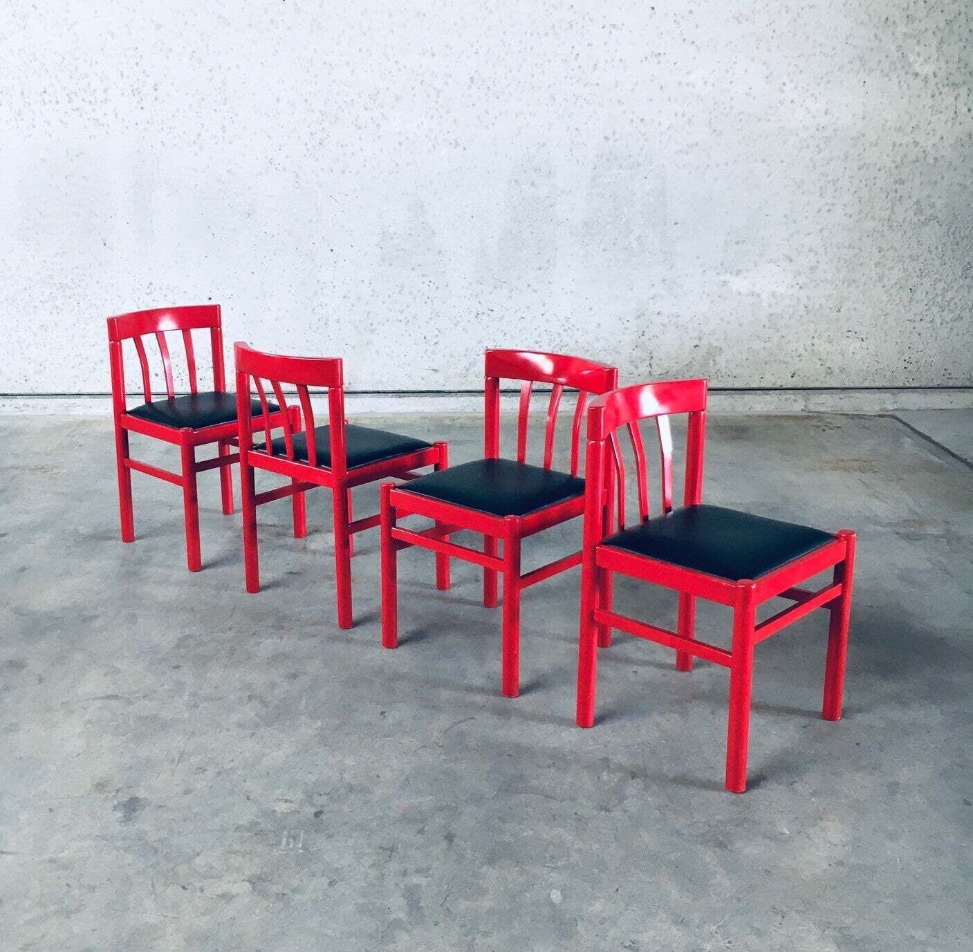 900.0 Mid Century Modern Design Eetkamerstoelen In Rood, Set Van 6 – België, Ca. Jaren 1960 photo