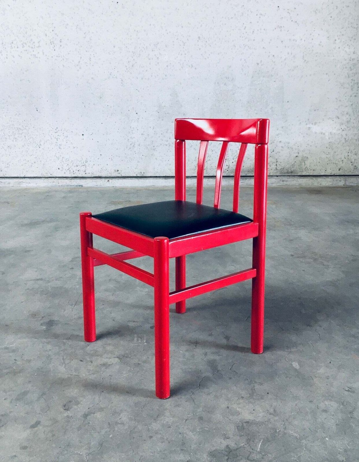 photo vinterior Mid Century Modern Design Eetkamerstoelen In Rood, Set Van 6 – België, Ca. Jaren 1960