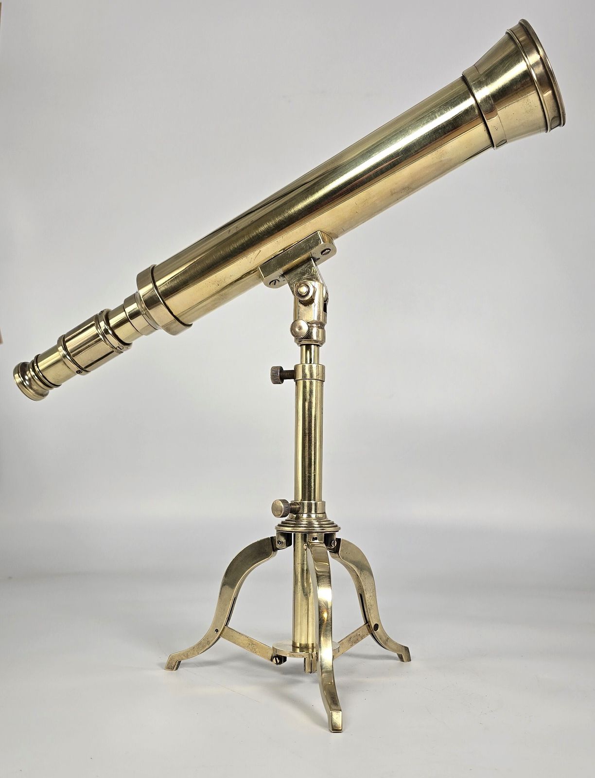 photo vinterior A Small Mid 19th Century Brass Telescope With An Original Folding Brass Tripod Stand.