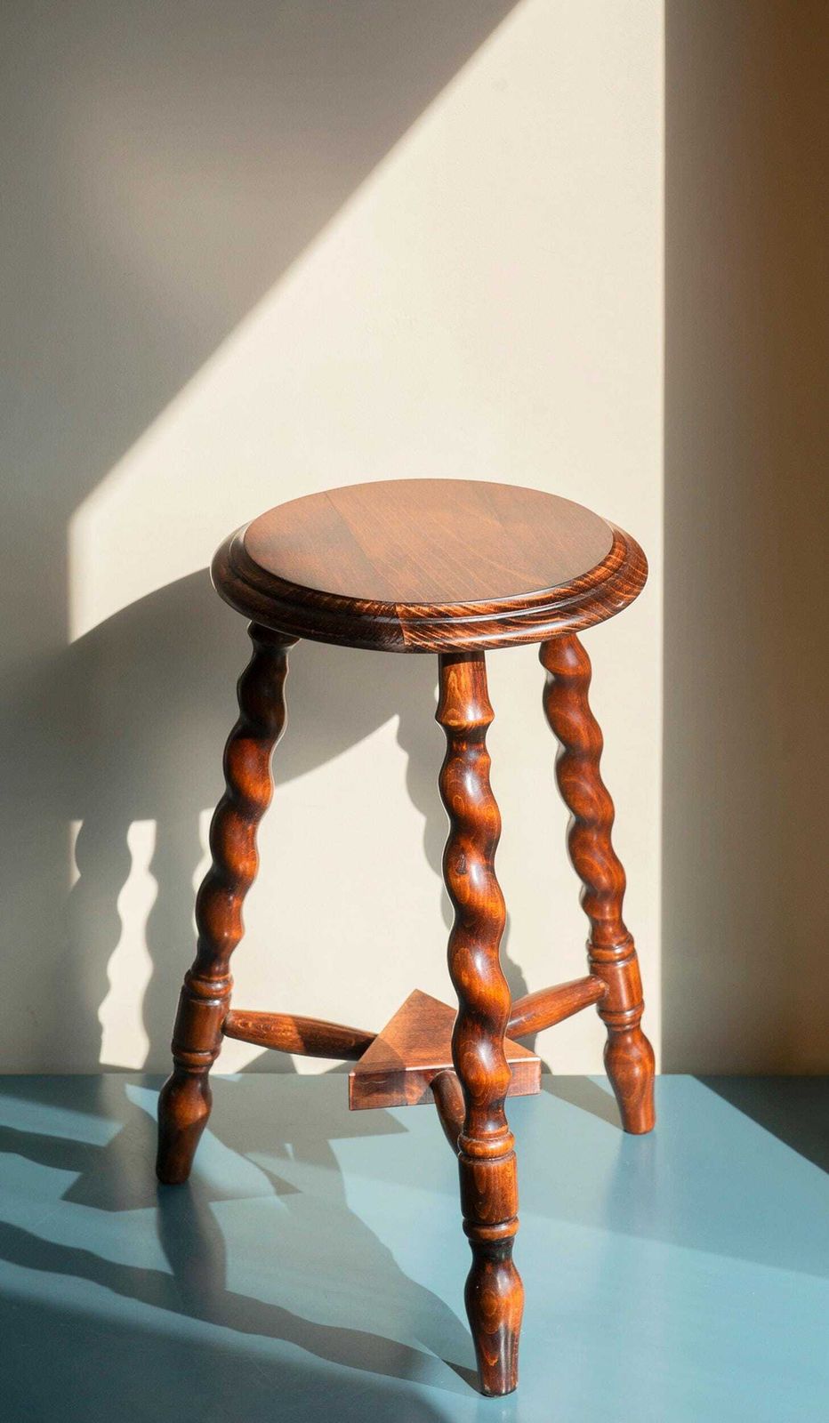 Table d'appoint française en chêne à pieds torsadés, table basse sculptée à la main, tabouret rond pour plante avec pieds tournés photo furniture