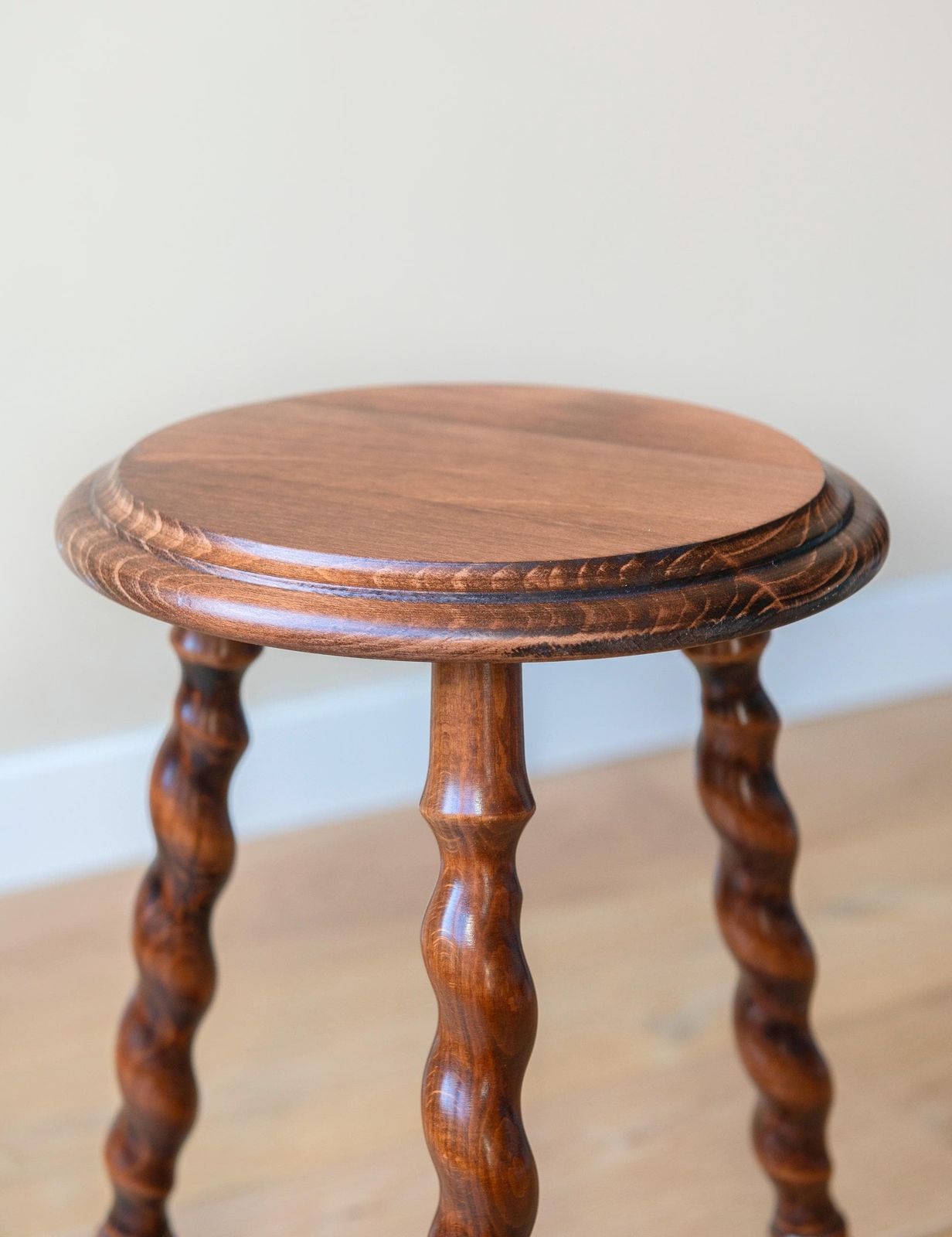 photo furniture Table d'appoint française en chêne à pieds torsadés, table basse sculptée à la main, tabouret rond pour plante avec pieds tournés
