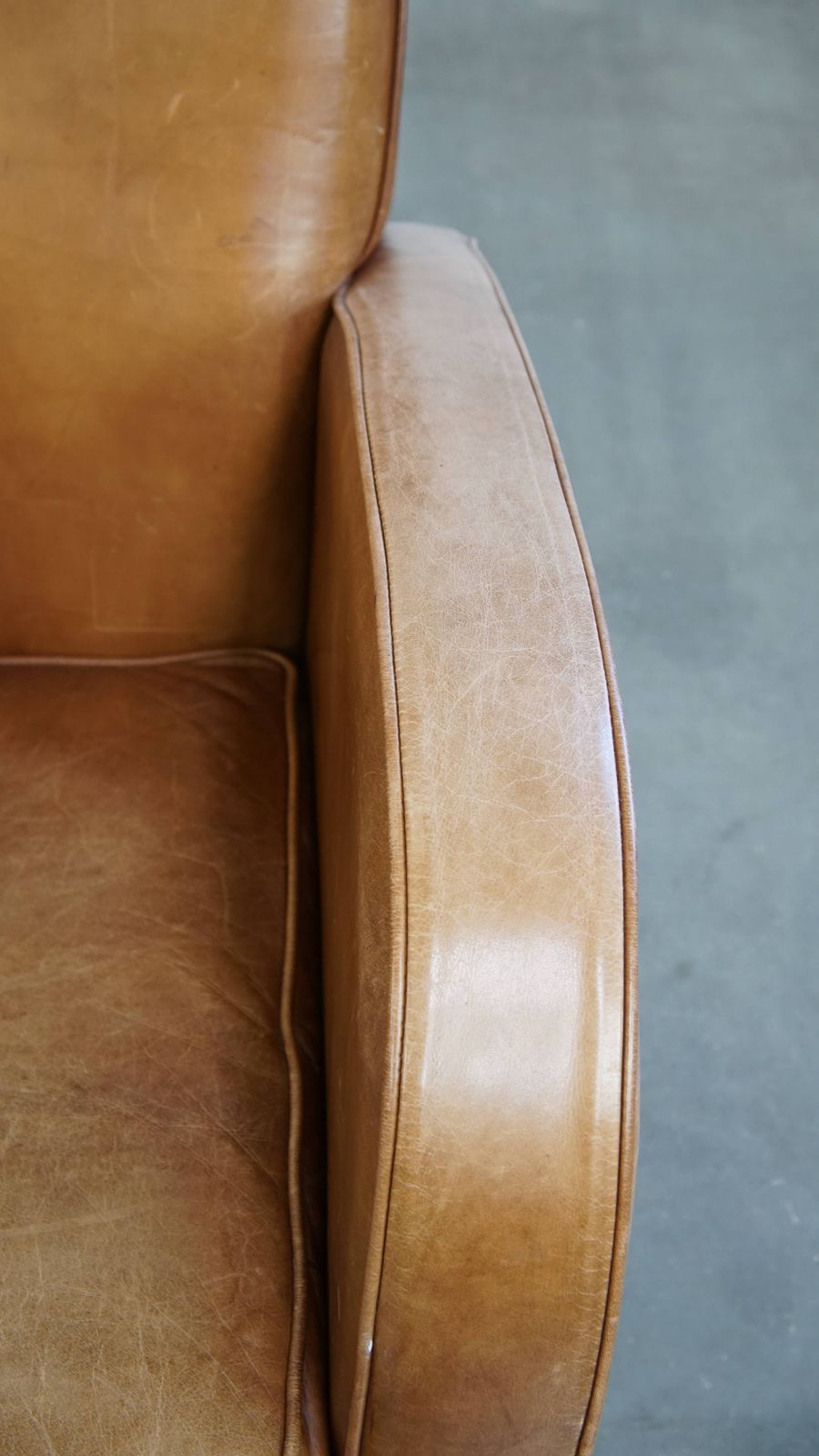 Strakke Design Fauteuil In Koeienhuid, Licht Cognackleurig photo vintage
