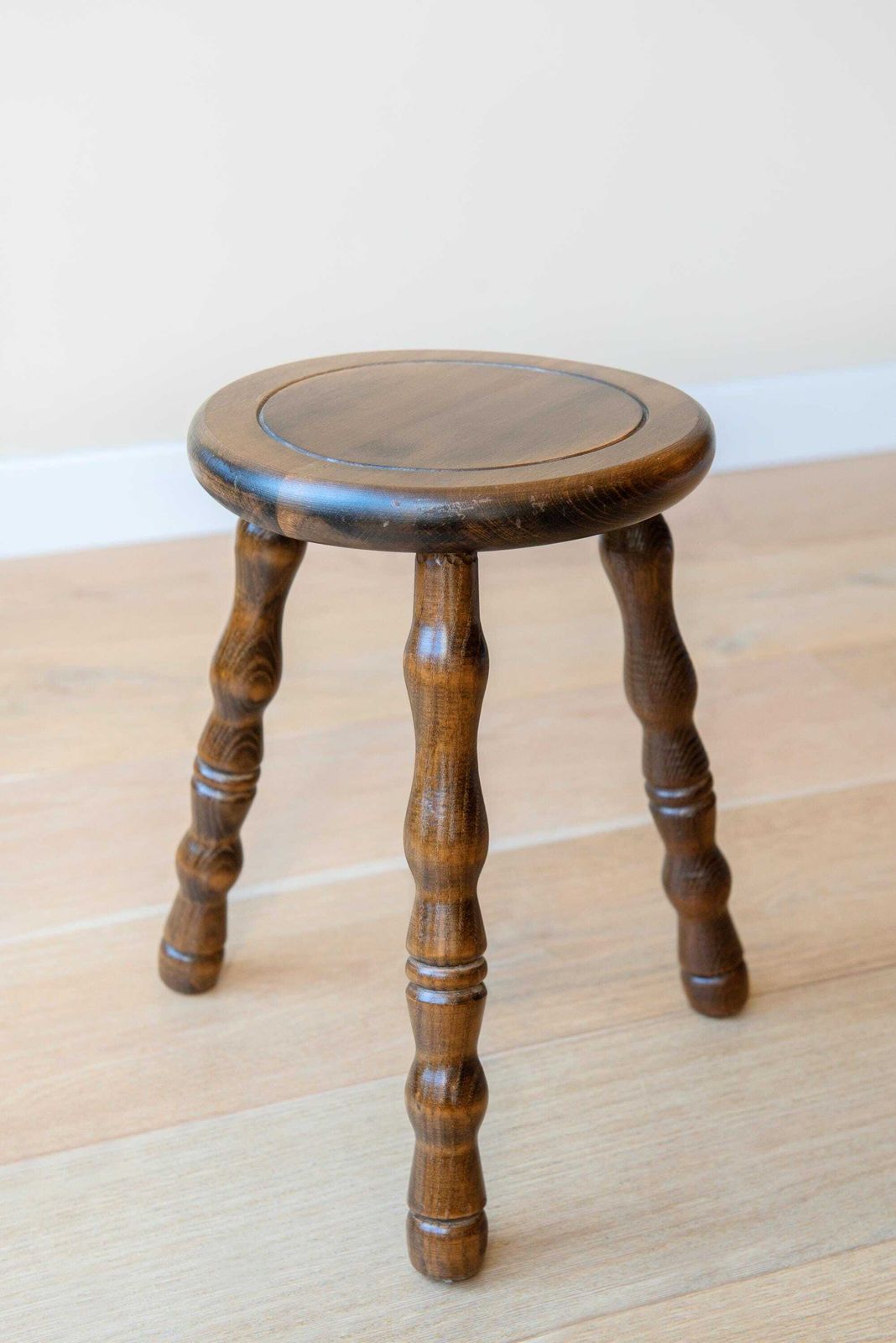 Vintage Stool With Turned Legs, Old Round Plant Stand, Oak Wooden Coffee Table, Dark Brown Tripod Stool, Country Home Decor photo vintage