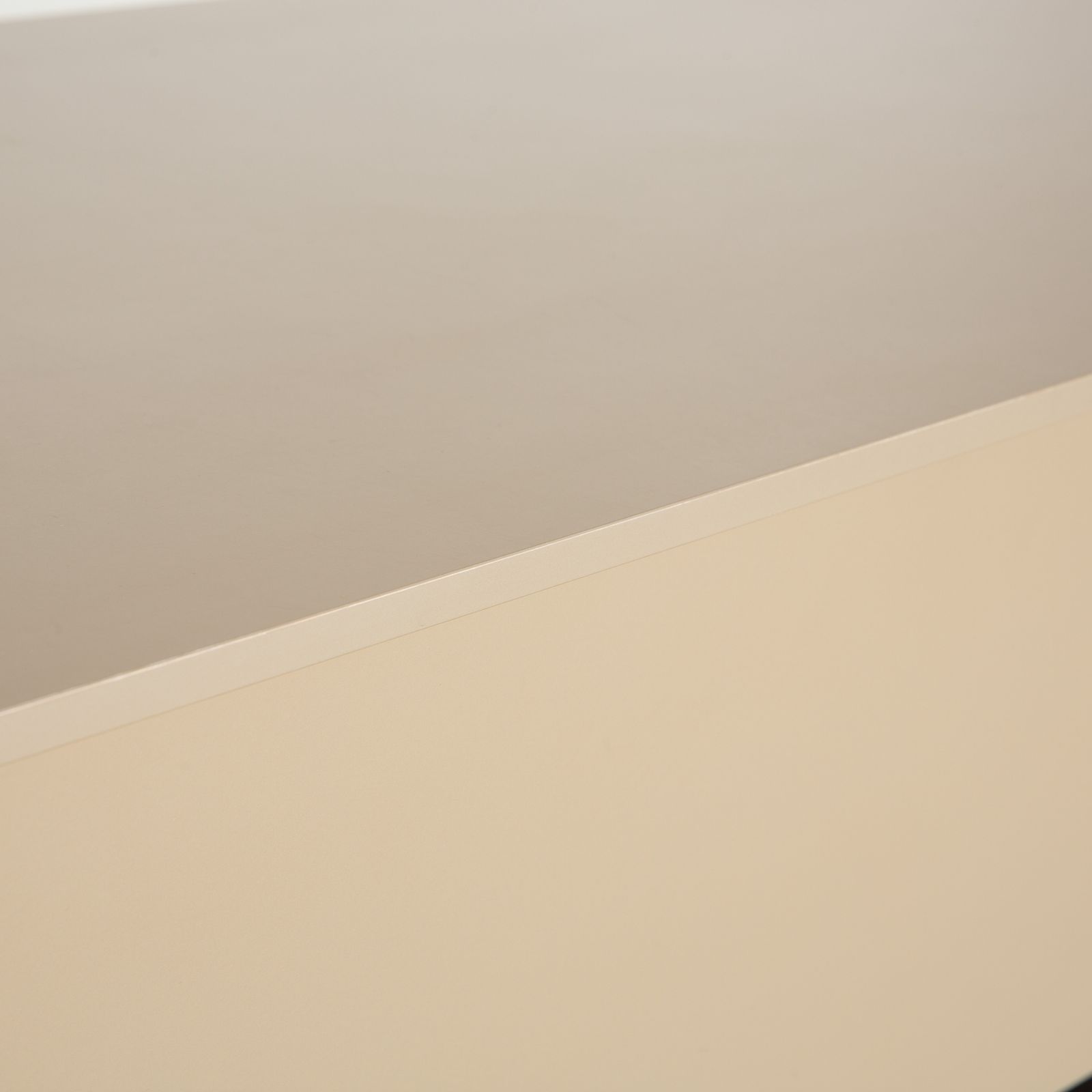 Buffet Slot Christine Kröncke en bois beige, éclairage indirect photo vinterior