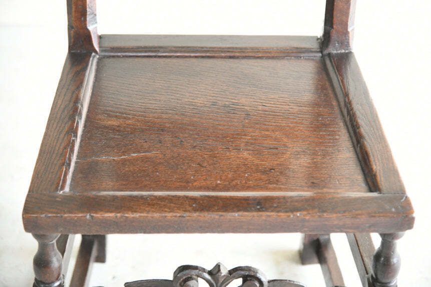 photo furniture Antique English Oak Chair, 18th Century And Earlier