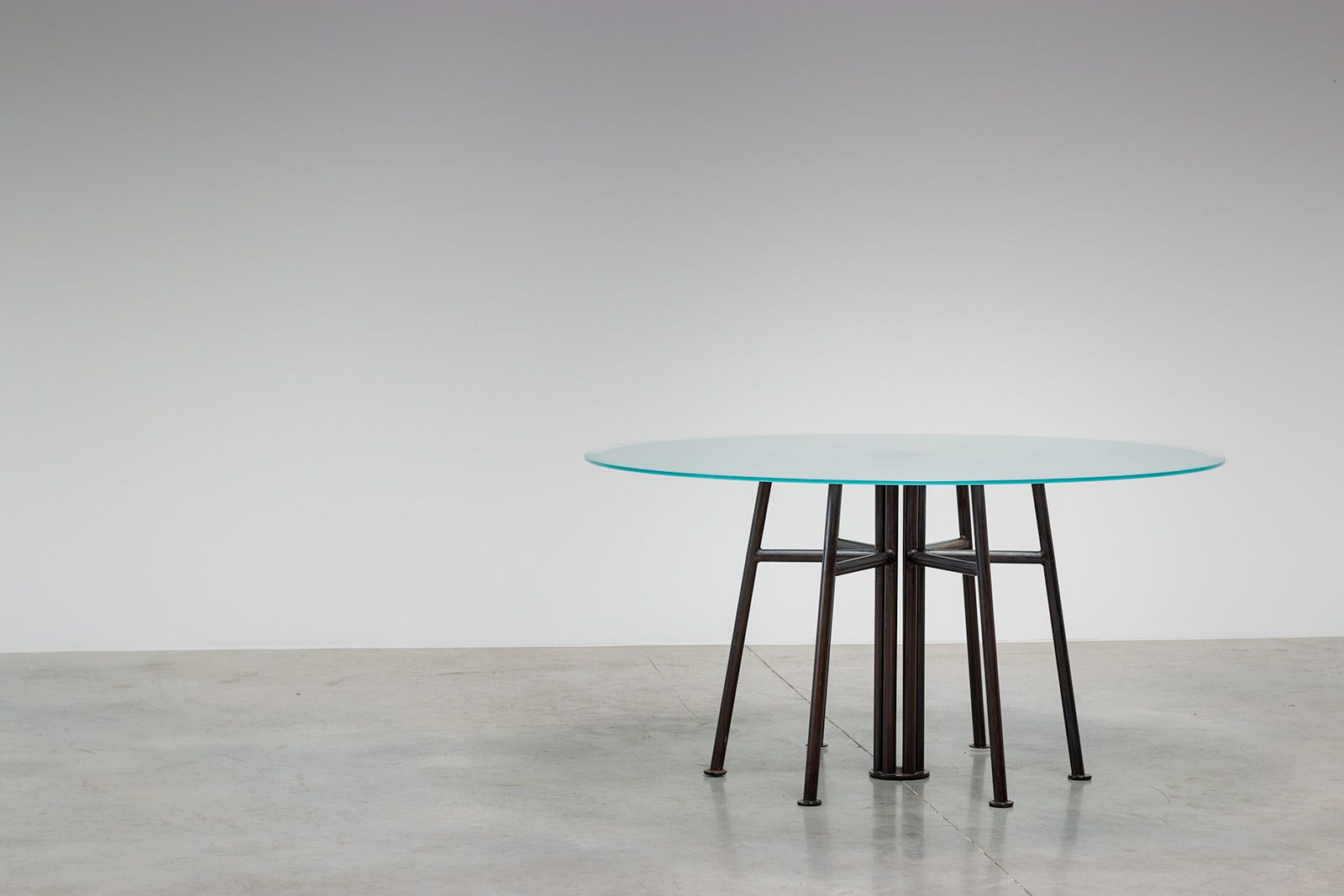 1980s Avant Garde Postmodern Table With Sculptural Geometric Base photo vinterior
