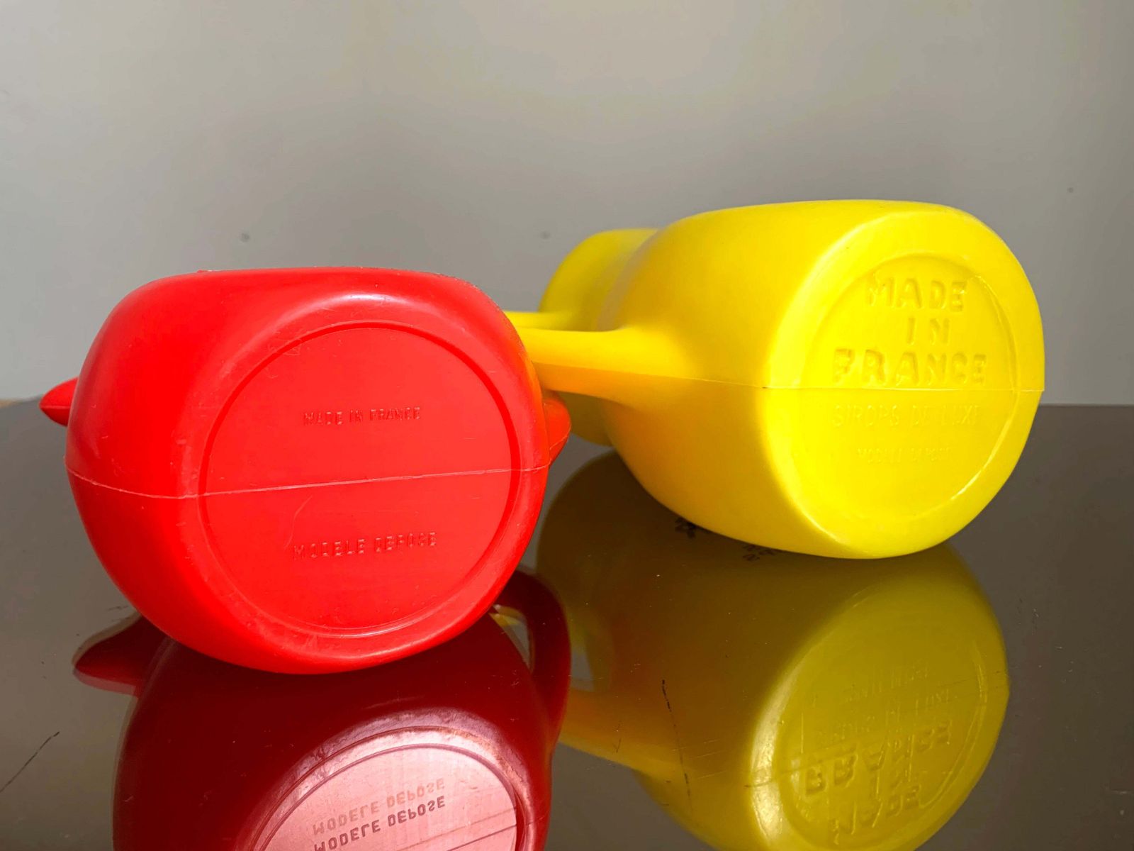 A Pair Of Vintage French Berger Anisette & Sirops Red & Yellow Plastic Jugs photo vinterior