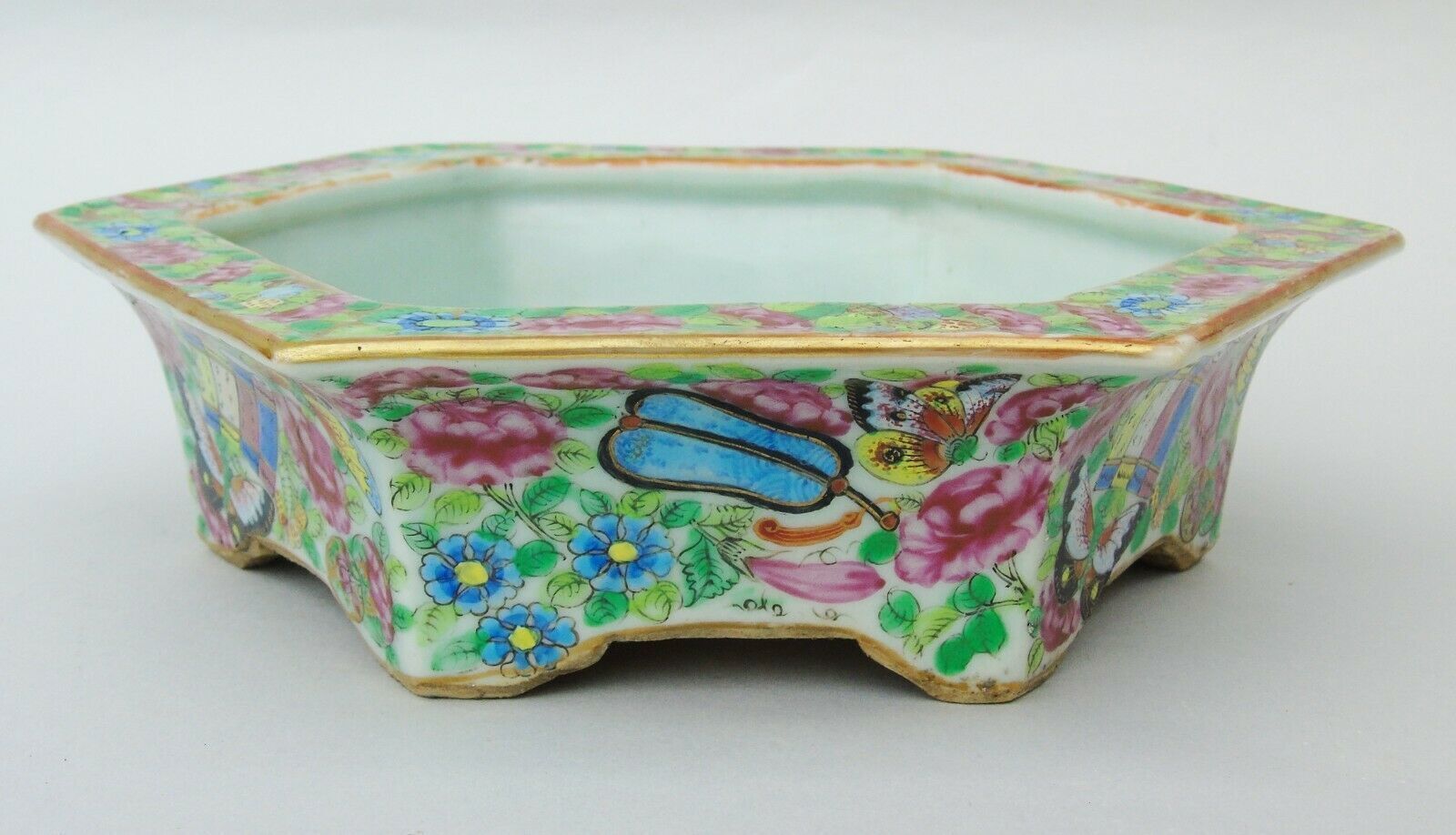 19th Century Daoguang Cantonese Porcelain Bowl Famille Rose photo for sale