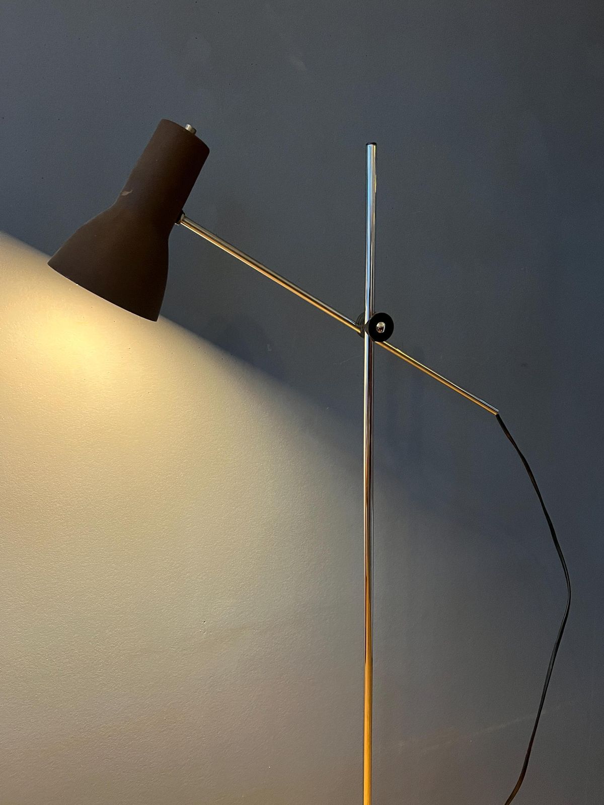 Mid Century Verstelbare Bruine Vloerlamp photo Verlichting