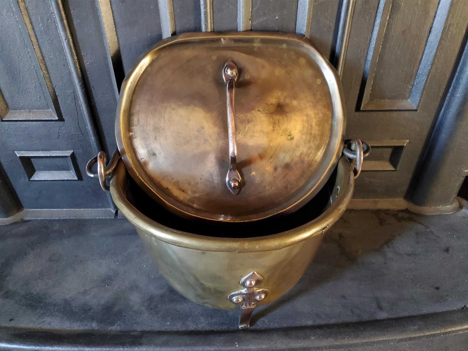 17th Century Brass And Copper Pot / Brass Log Basket / Arts And Crafts / Brass Pot With Lid / Brass Stove / 3 Leg Brass Bucket Jardiniere photo Home Fixtures