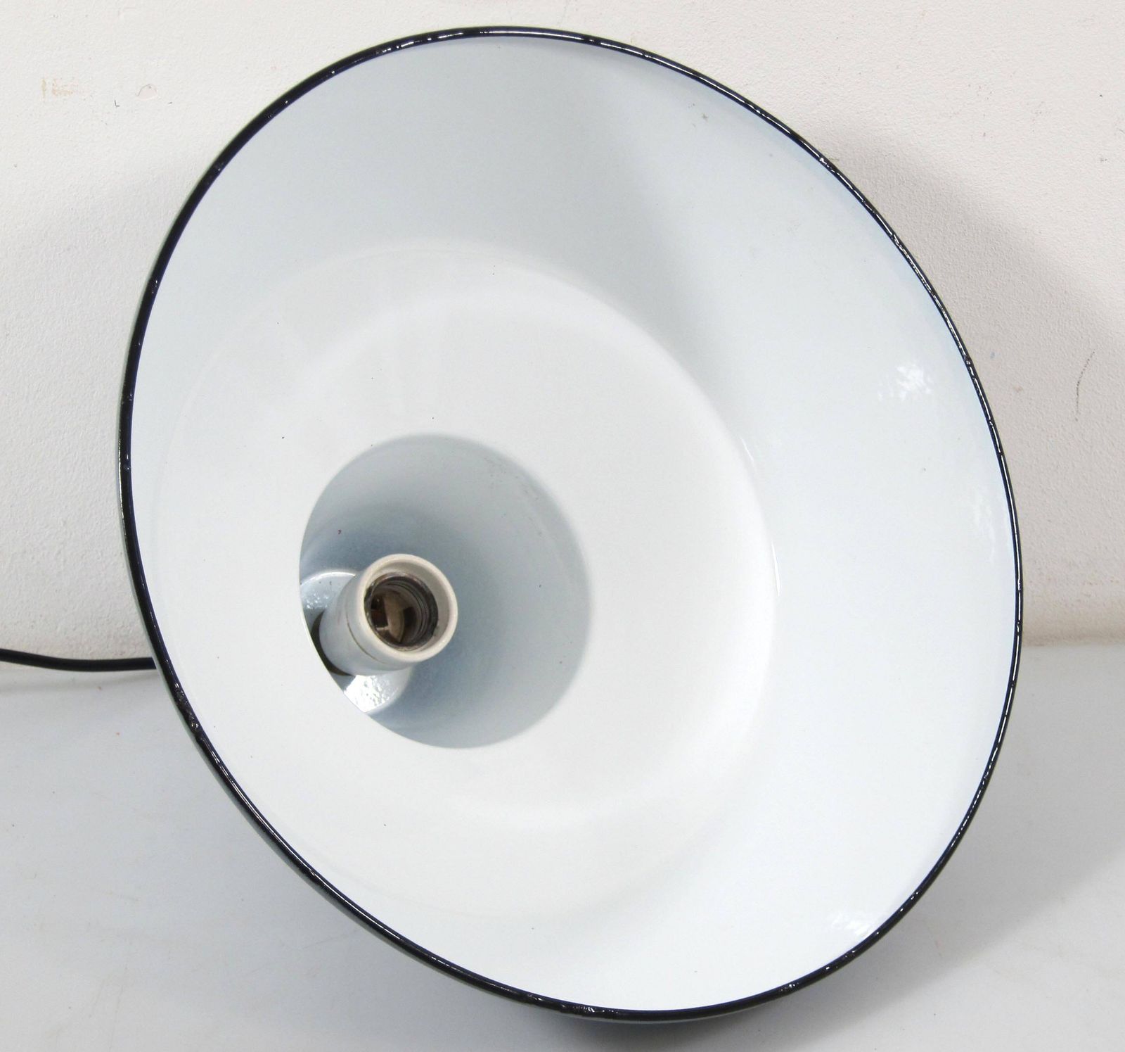 Deense Emaille Hanglamp Van Louis Poulsen – Mid Century, Henningseneames, Jaren 1950, Jaren 1960, Arne Jacobsen, Aalto, Tapiovaara, Wegner photo buy