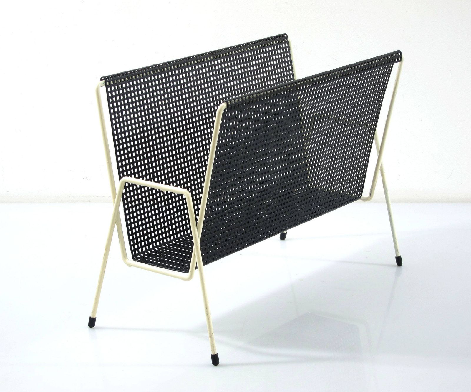 Mathieu Mategot Stijl Tijdschriftenrek In Wit En Zwart photo Woonaccessoires