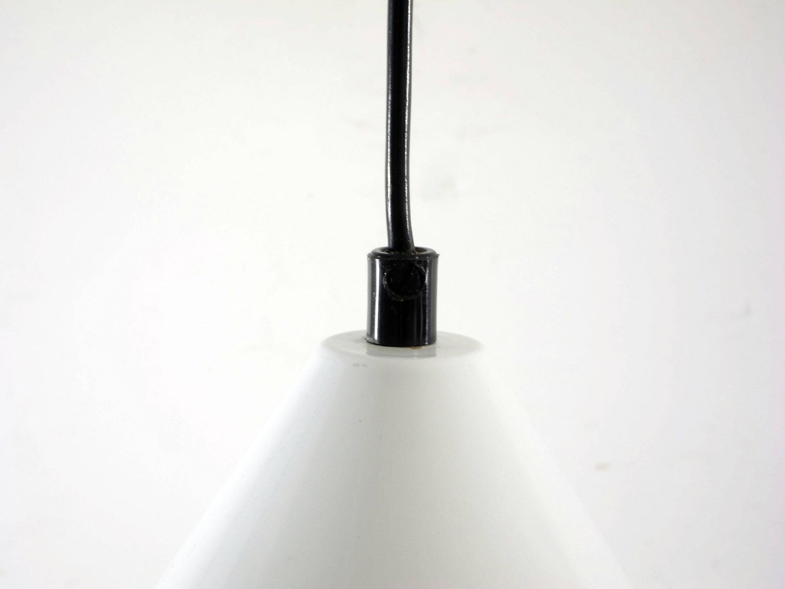 Arne Jacobsen Lamp Louis Poulsen White 1960s Vintage Enamel Lamp    Arteluce, Stilnovo, Castiglioni, Sarfatti, Eames, Arredoluce Colombo, Henningsen photo furniture