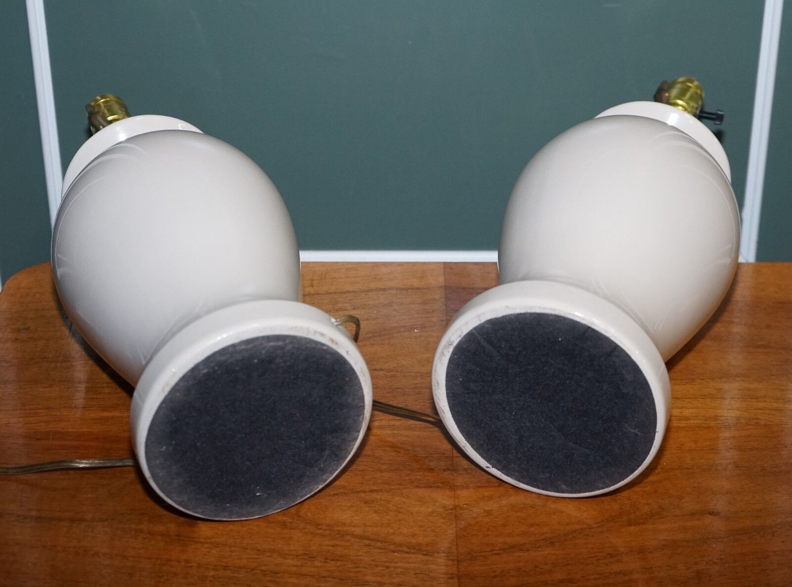 photo vintage Circa 1970s Vintage Cream Coloured Porcelain Pair Of Lamps