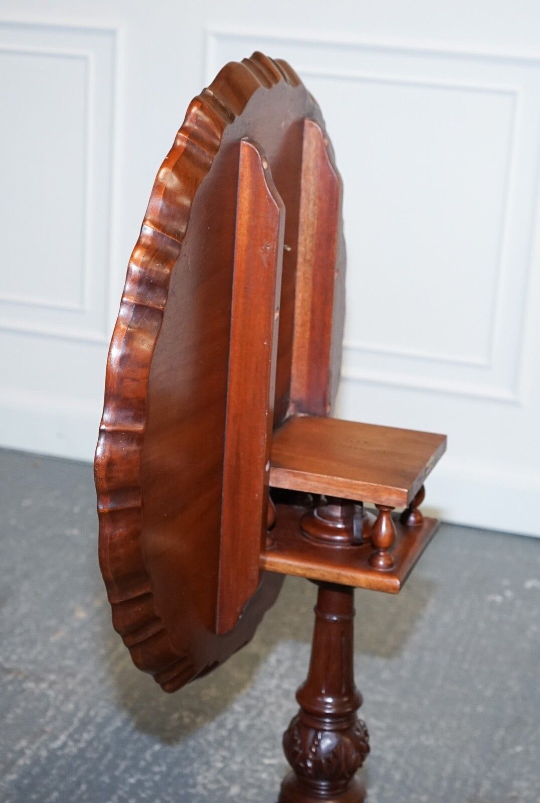 photo vintage Lovely Large Hardwood Large Pie Crust Tilt Top Side Wine Plant Lamp Table