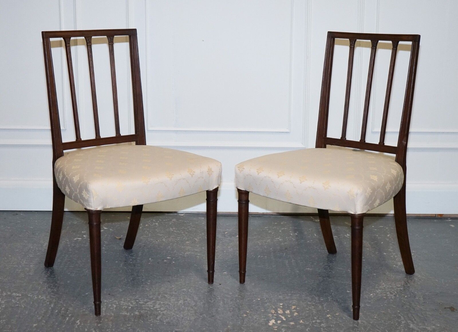 Victorian Pair Of Side Chairs With Cream Fabric Seats photo vinterior
