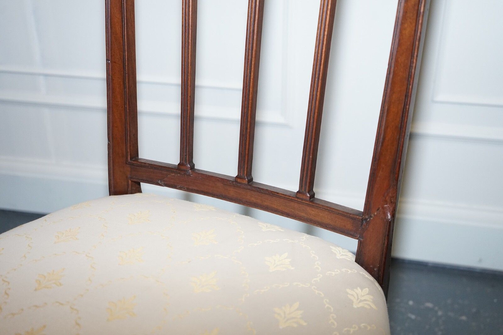 photo vinterior Victorian Pair Of Side Chairs With Cream Fabric Seats