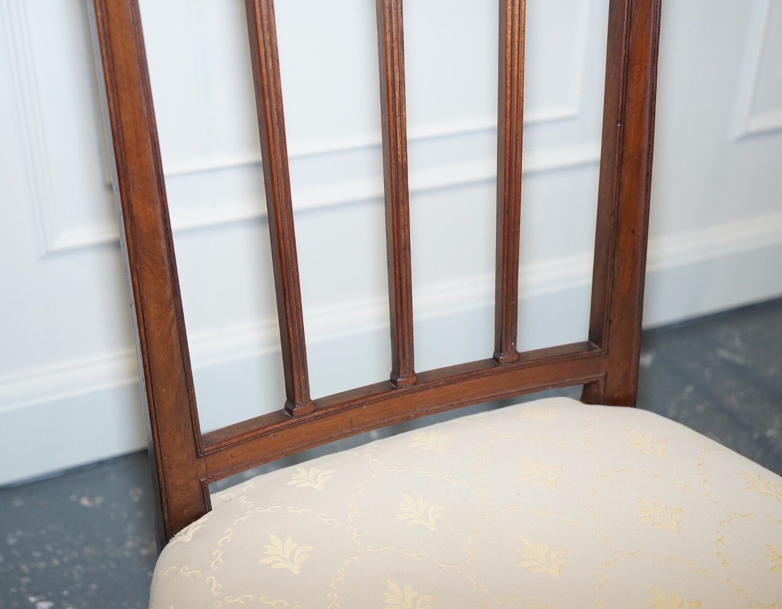 photo vintage Victorian Pair Of Side Chairs With Cream Fabric Seats