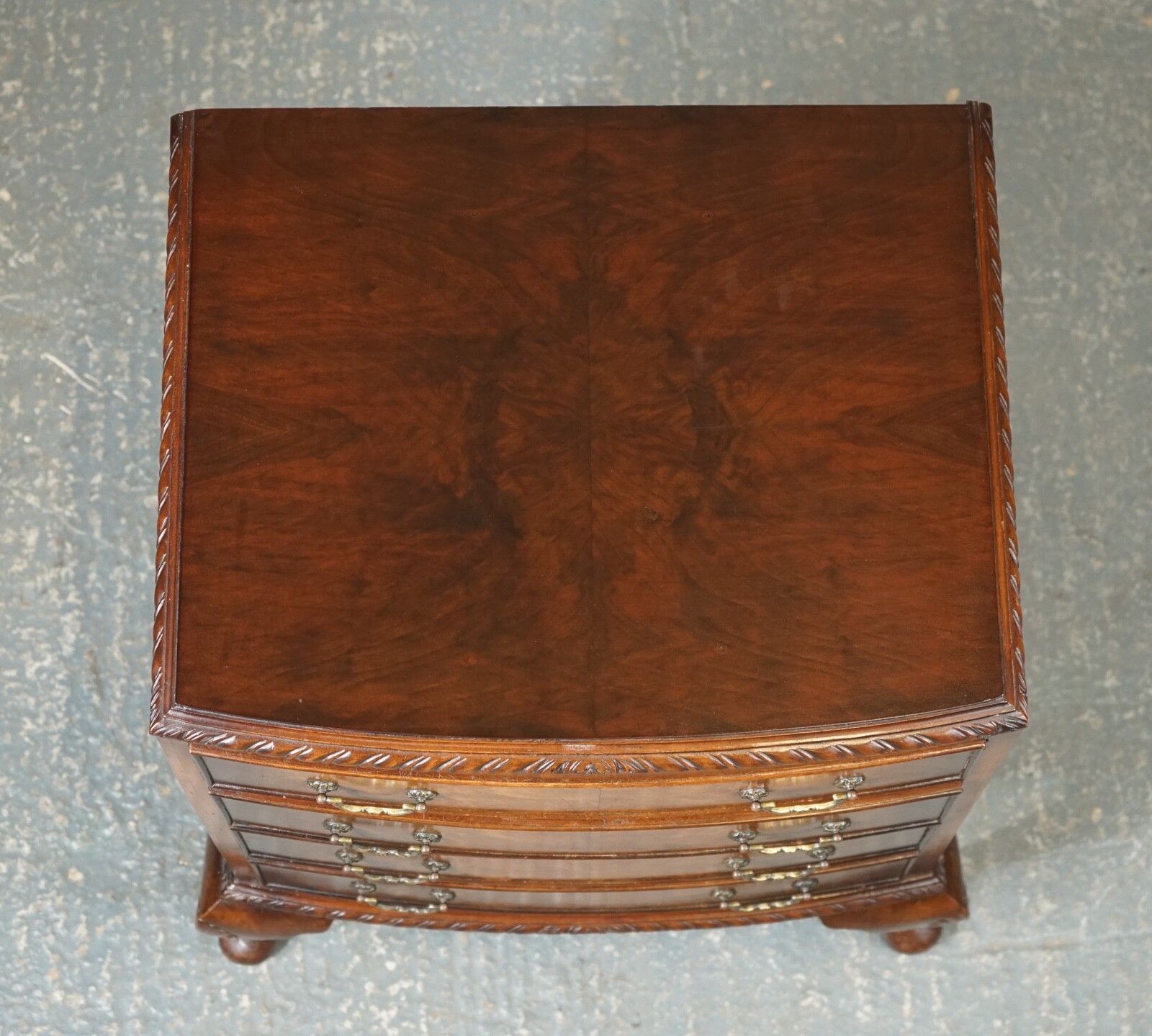 photo vinterior Figured Victorian Walnut Bow Fronted Chest Of Drawers Raised On Queen Anne Legs
