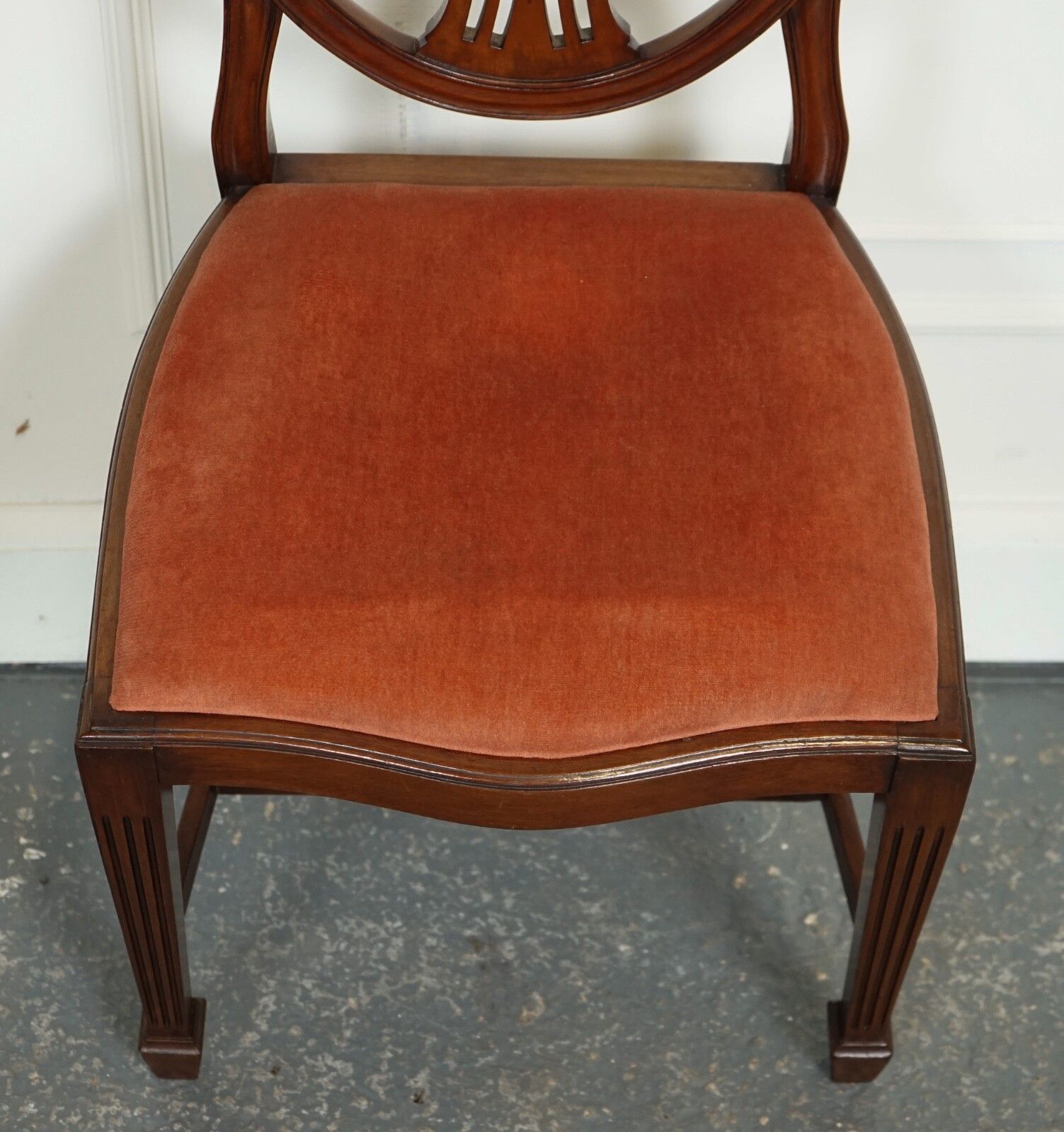 photo vintage Lovely Pair Of Victorian Hepplewhite Carver Hallway Side Chairs Feather Filled