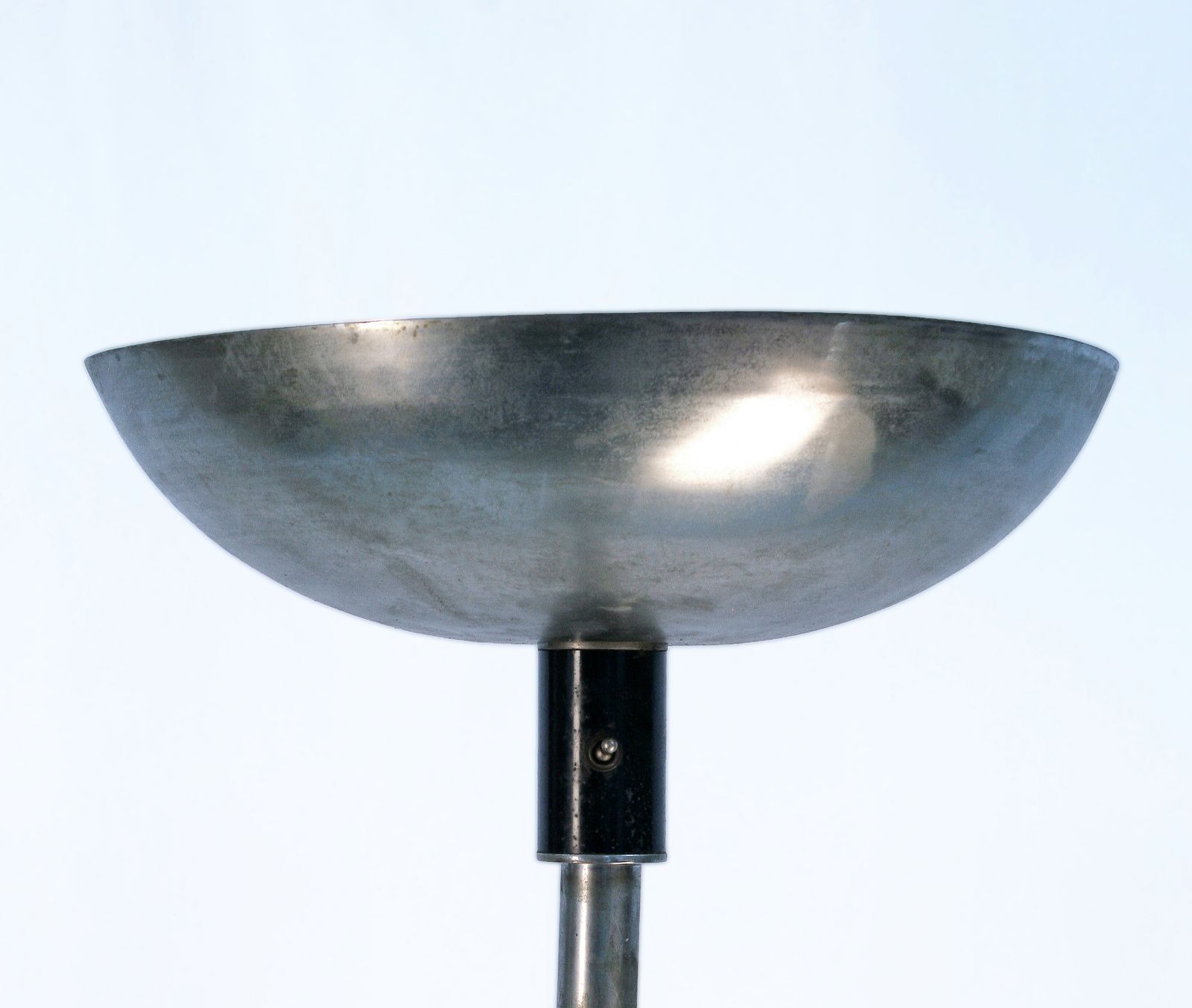 Early 20th Century Art Déco French Design Polished Nickel Plated Chrome Floor Lamp By La Maison Desny photo vinterior