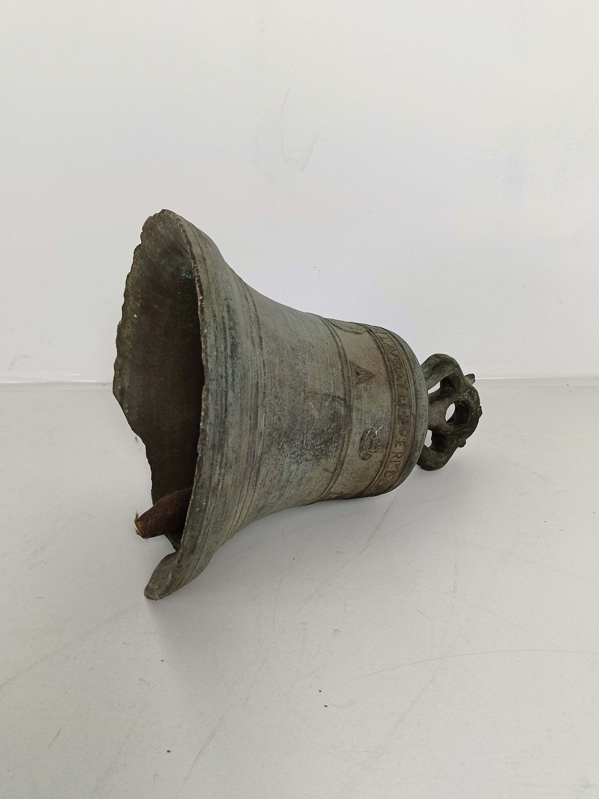 photo vintage Amazing Antique Church Bell Anno 1679