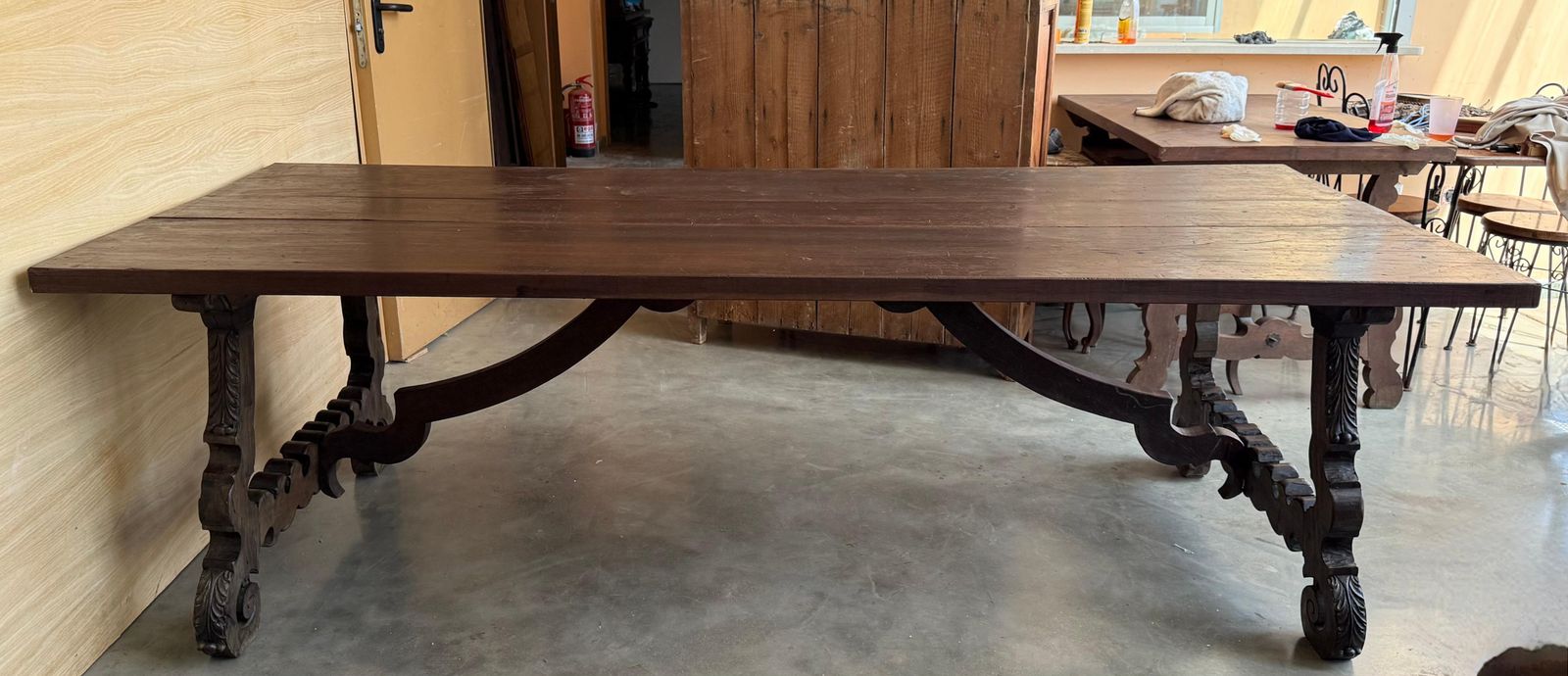 Grande table à manger ou bureau espagnol du XVIIIe siècle, pieds sculptés et entretoise en fer photo for sale