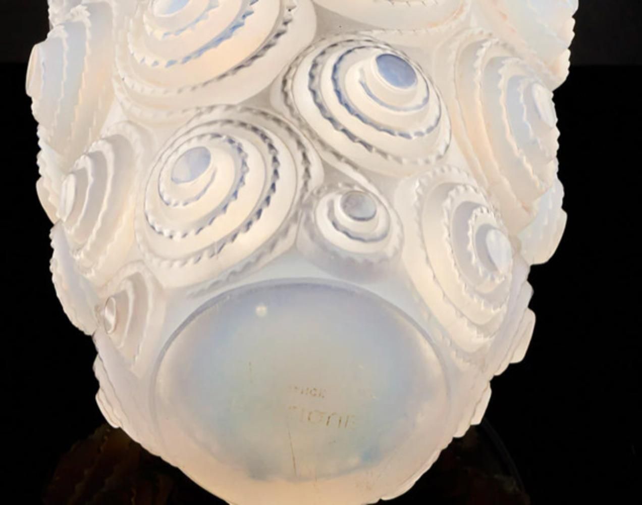 René Lalique, “Spirales” Vase, Opalescent Glass. photo furniture