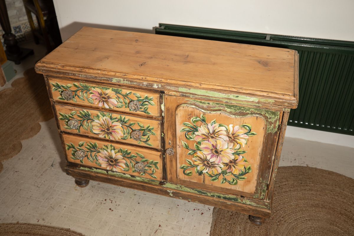 photo vinterior Victorian Pantry, Larder, Kitchen Circa 1840 With Hand Painted, One Off Design