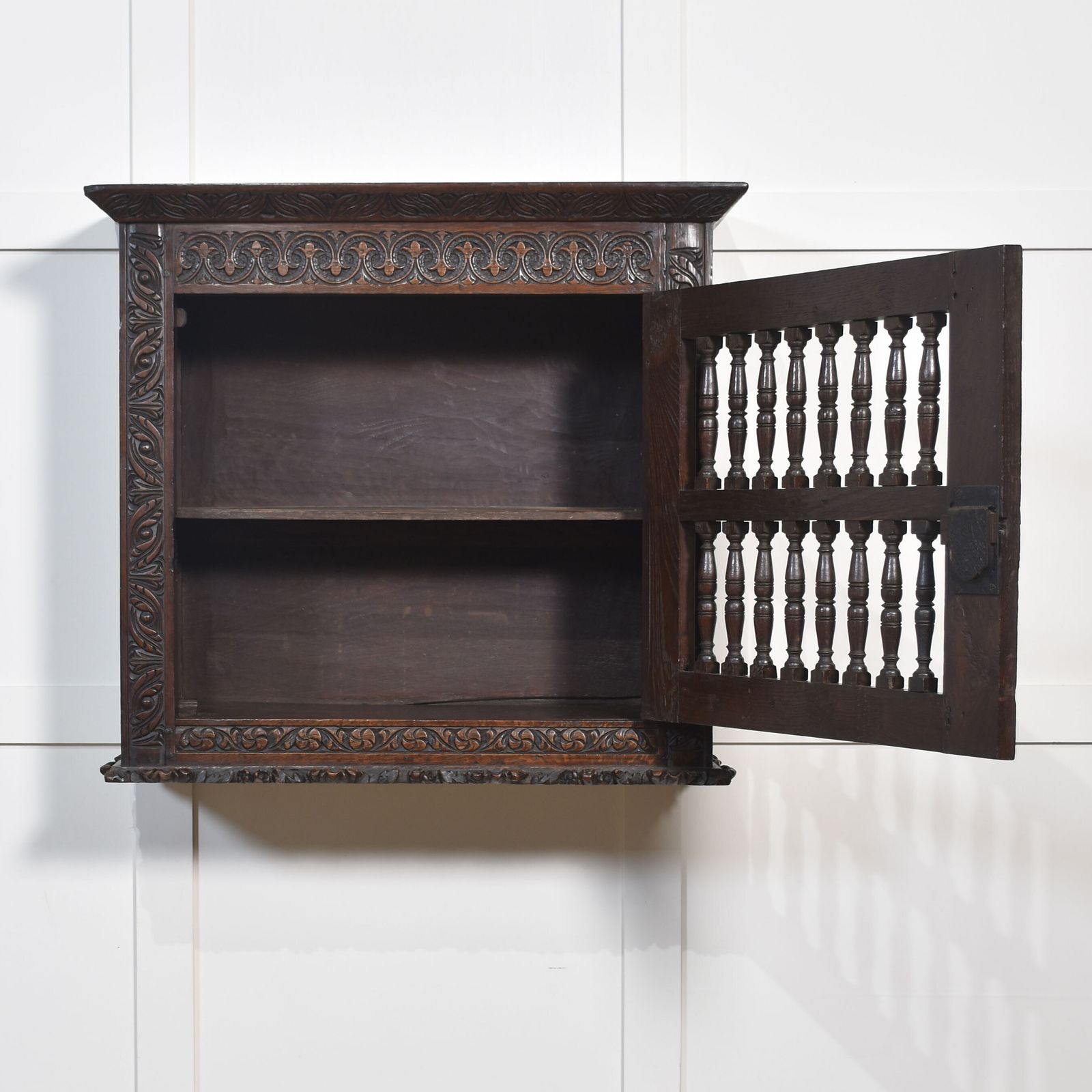 Charles II Oak Mural Livery Cupboard photo vinterior
