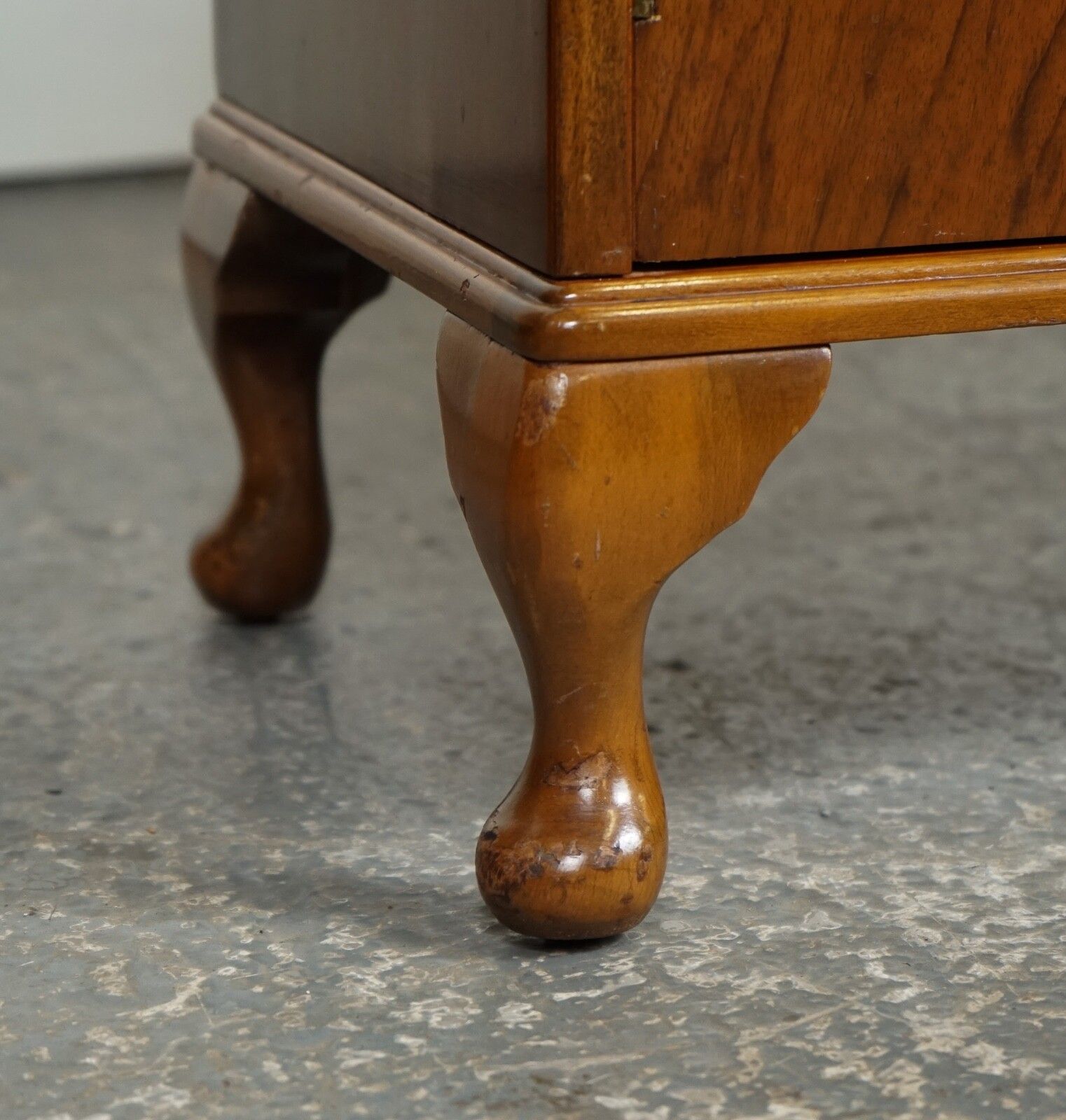 Pair Art Walnut Deco Bedside Nightstands With Cupboard Queen Anne Legs J1 photo vinterior