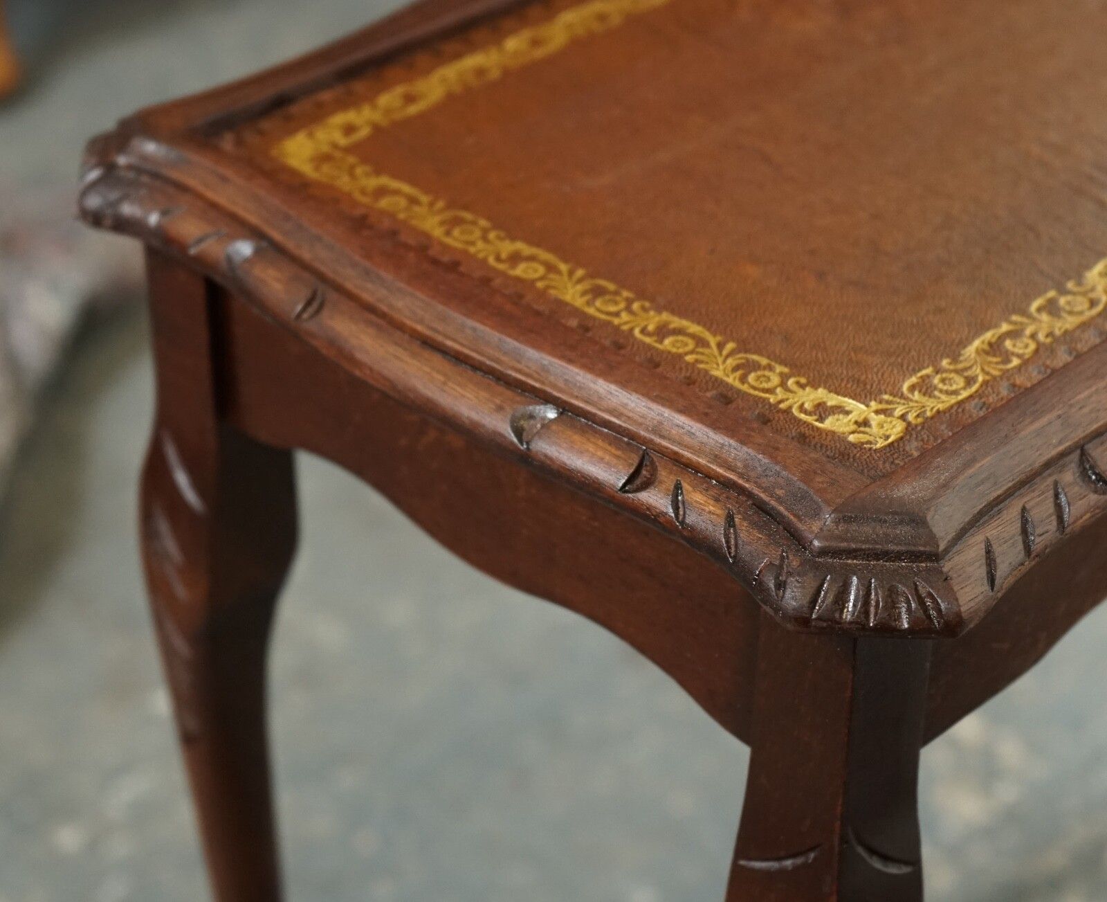 photo vinterior Vintage Nest Of Tables Queen Anne Style Legs With Brown Embossed Leather Top