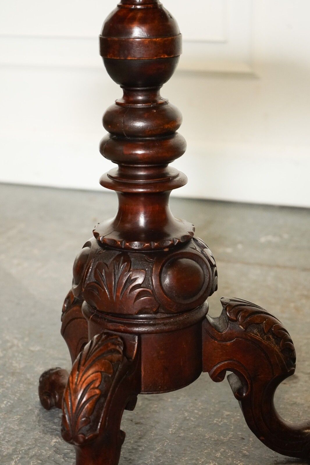 Stunning Antique Italian Chess Side End Lamp Table With Carved Legs photo vintage