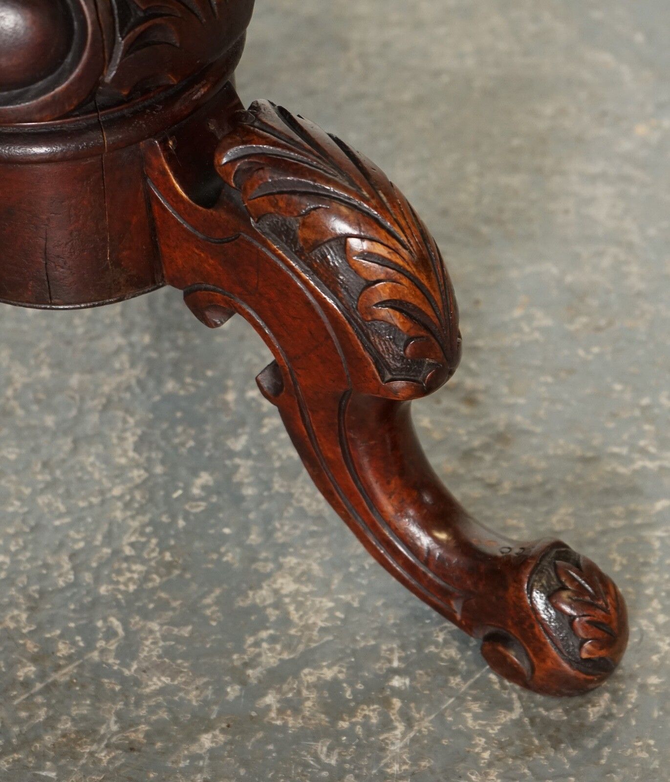 photo furniture Stunning Antique Italian Chess Side End Lamp Table With Carved Legs