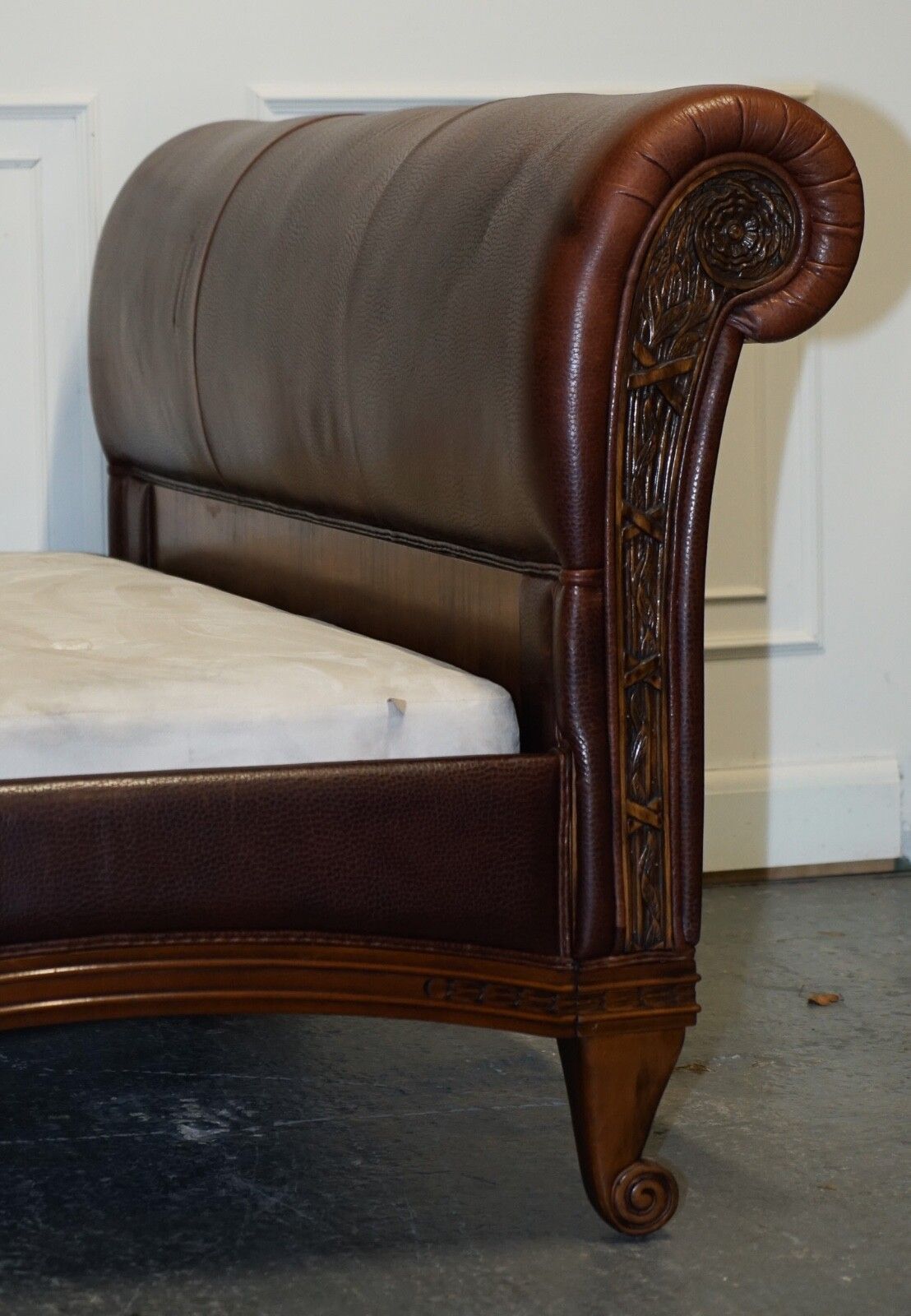 photo vintage Stunning King Size Bonaparte Carved Leather Bed And So To Bed Rrp £14,000