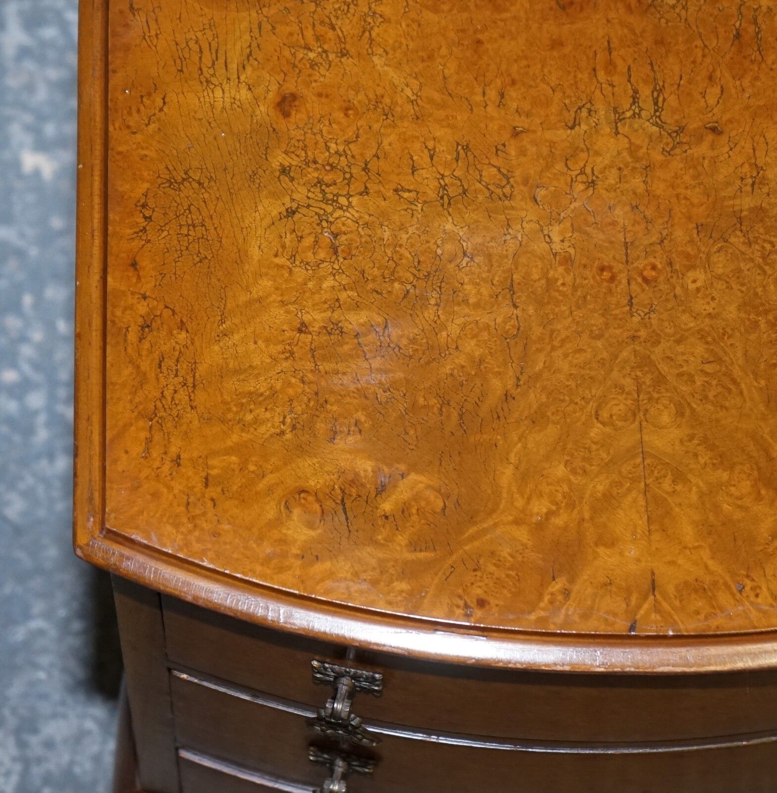 550.0 Gorgeous Vintage Art Deco Style Burr Walnut Side End Lamp Table Queen Anne Legs photo