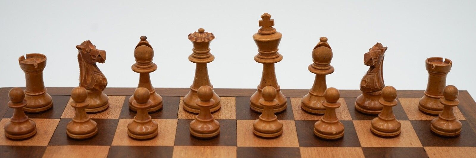 photo vinterior Antique English Quality Staunton Weighted Chess Set With Box And Board