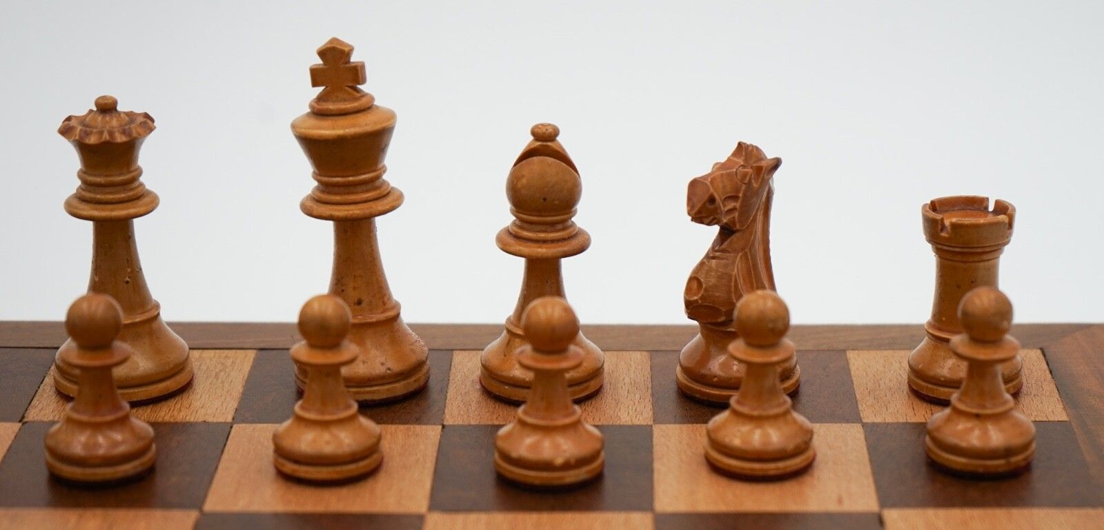 photo vintage Antique English Quality Staunton Weighted Chess Set With Box And Board